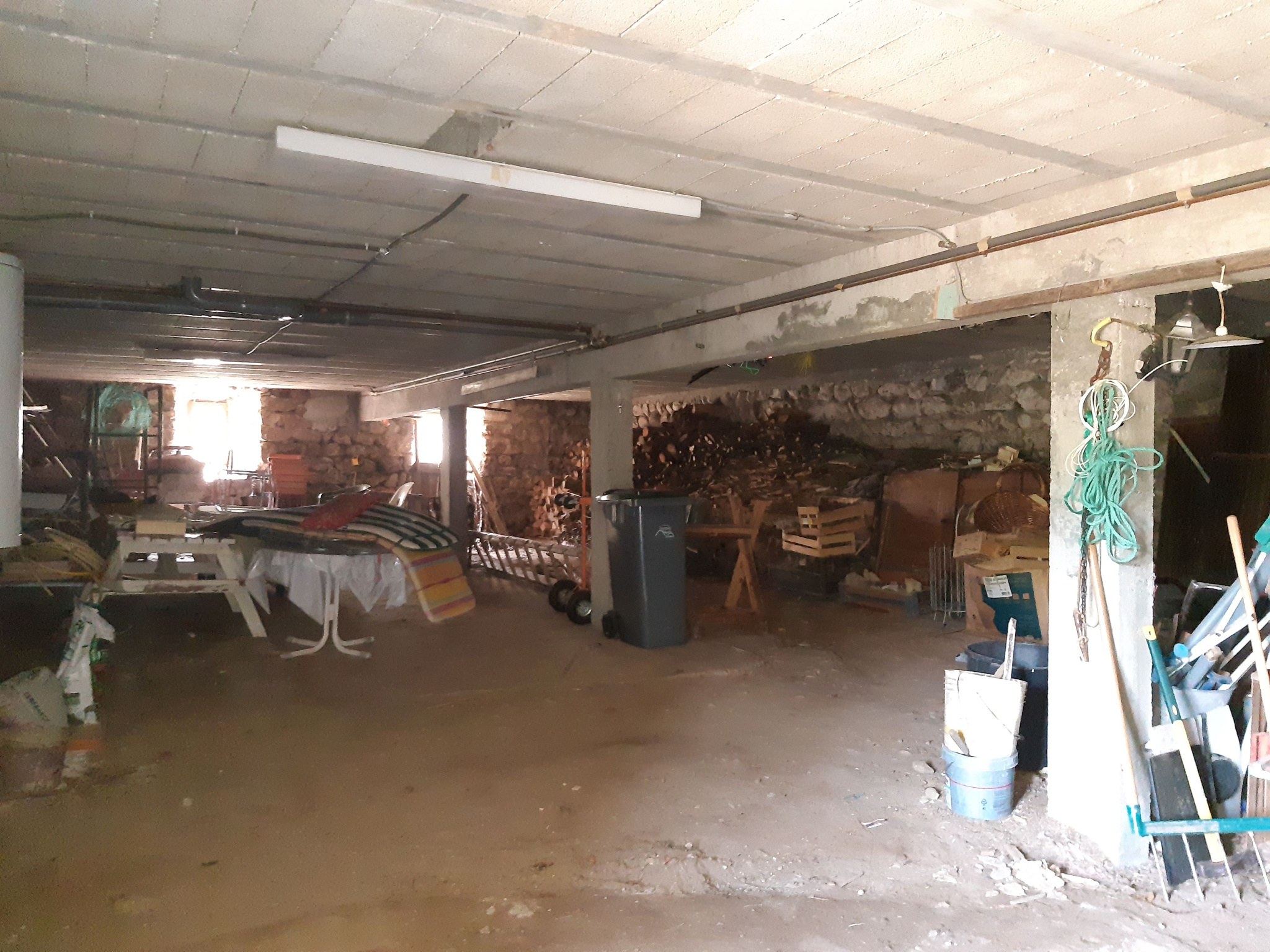 Jolie ferme indépendante avec 2 200 m2 de terrain attenant