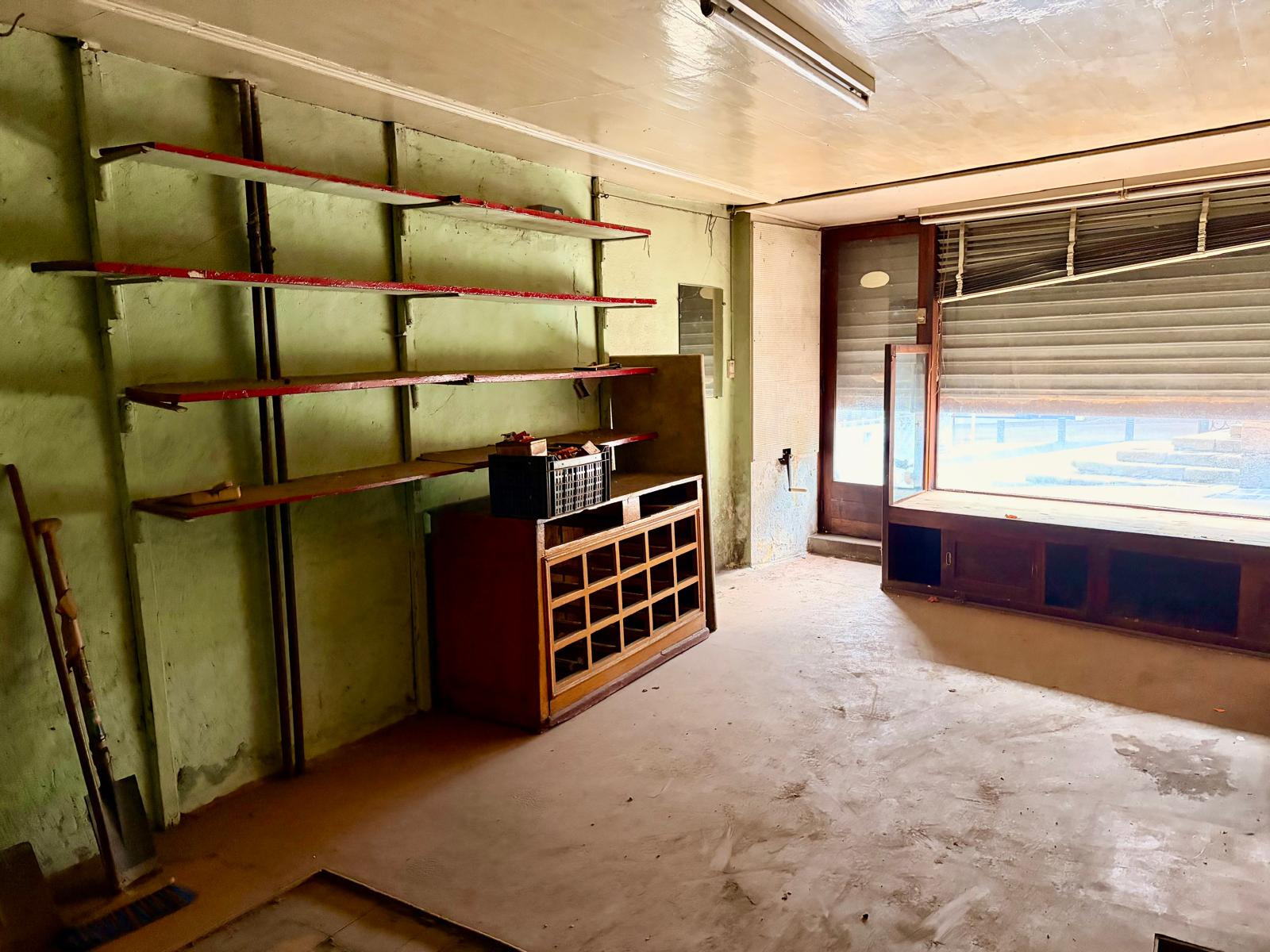 Joli immeuble à rénover avec local commercial