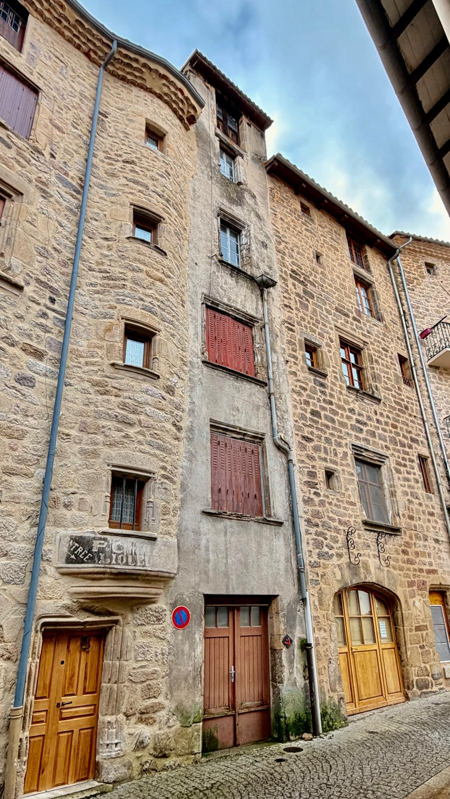 Joli immeuble à rénover avec local commercial