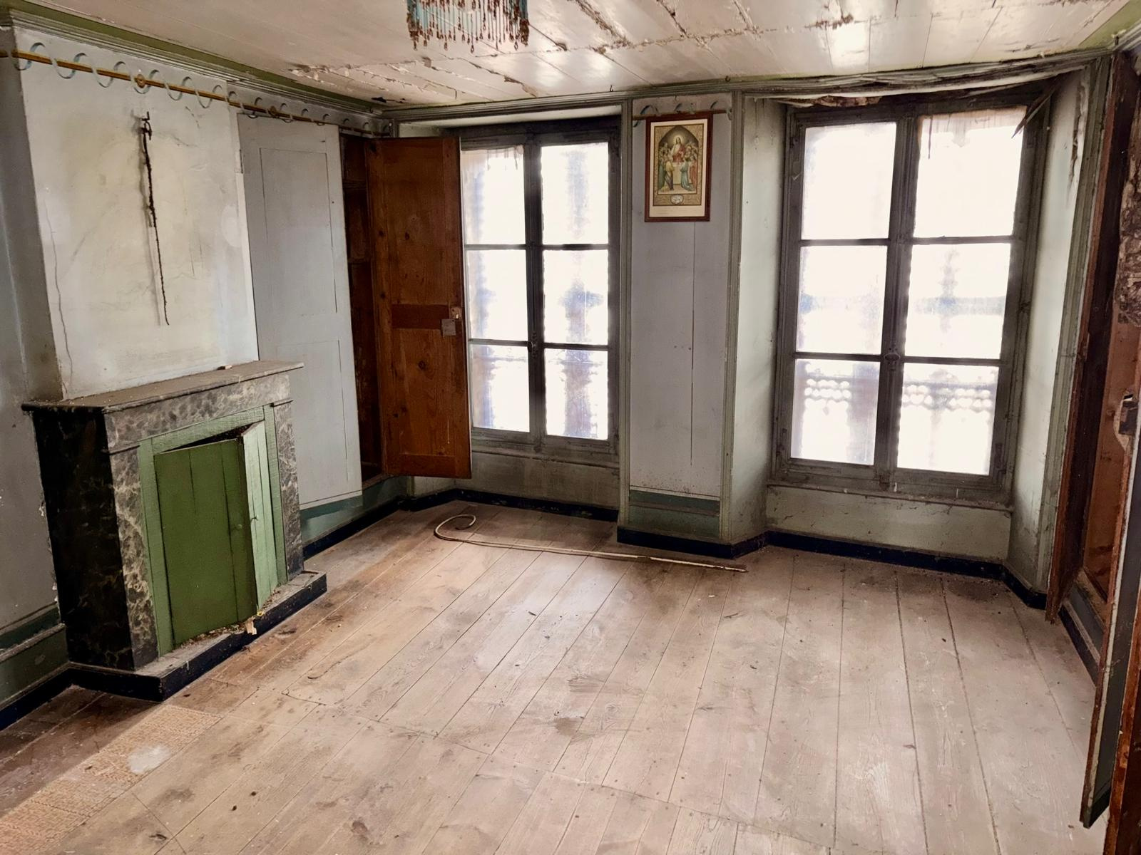 Joli immeuble à rénover avec local commercial