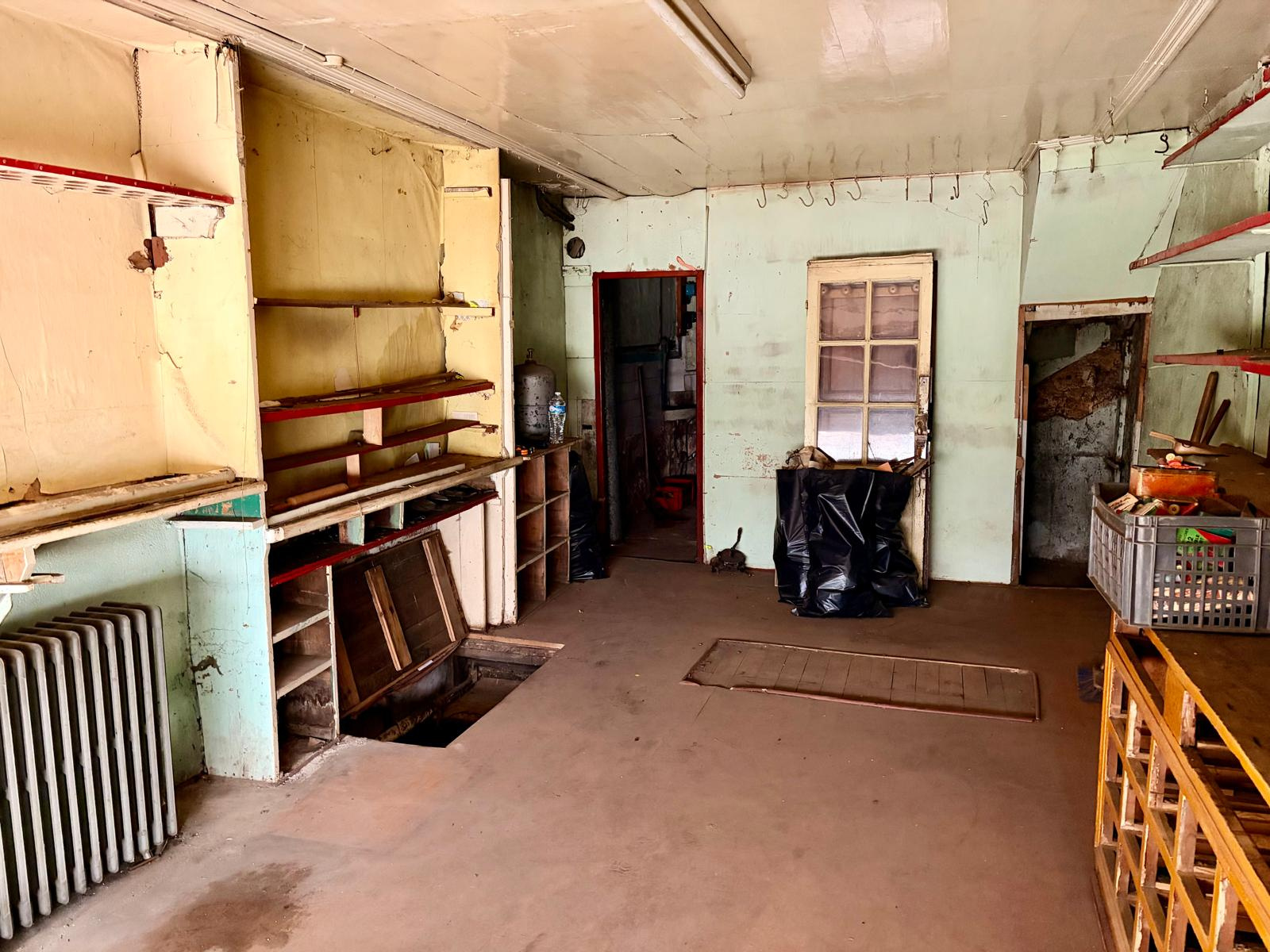 Joli immeuble à rénover avec local commercial