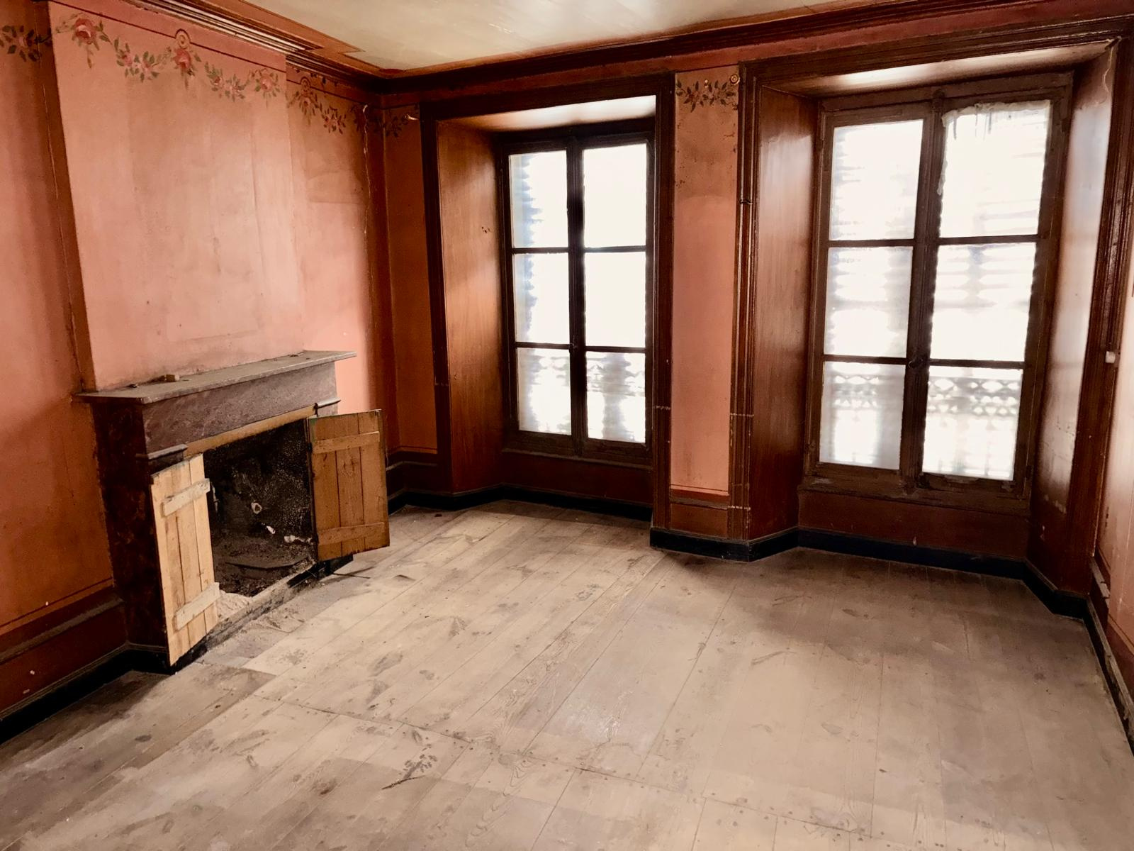 Joli immeuble à rénover avec local commercial