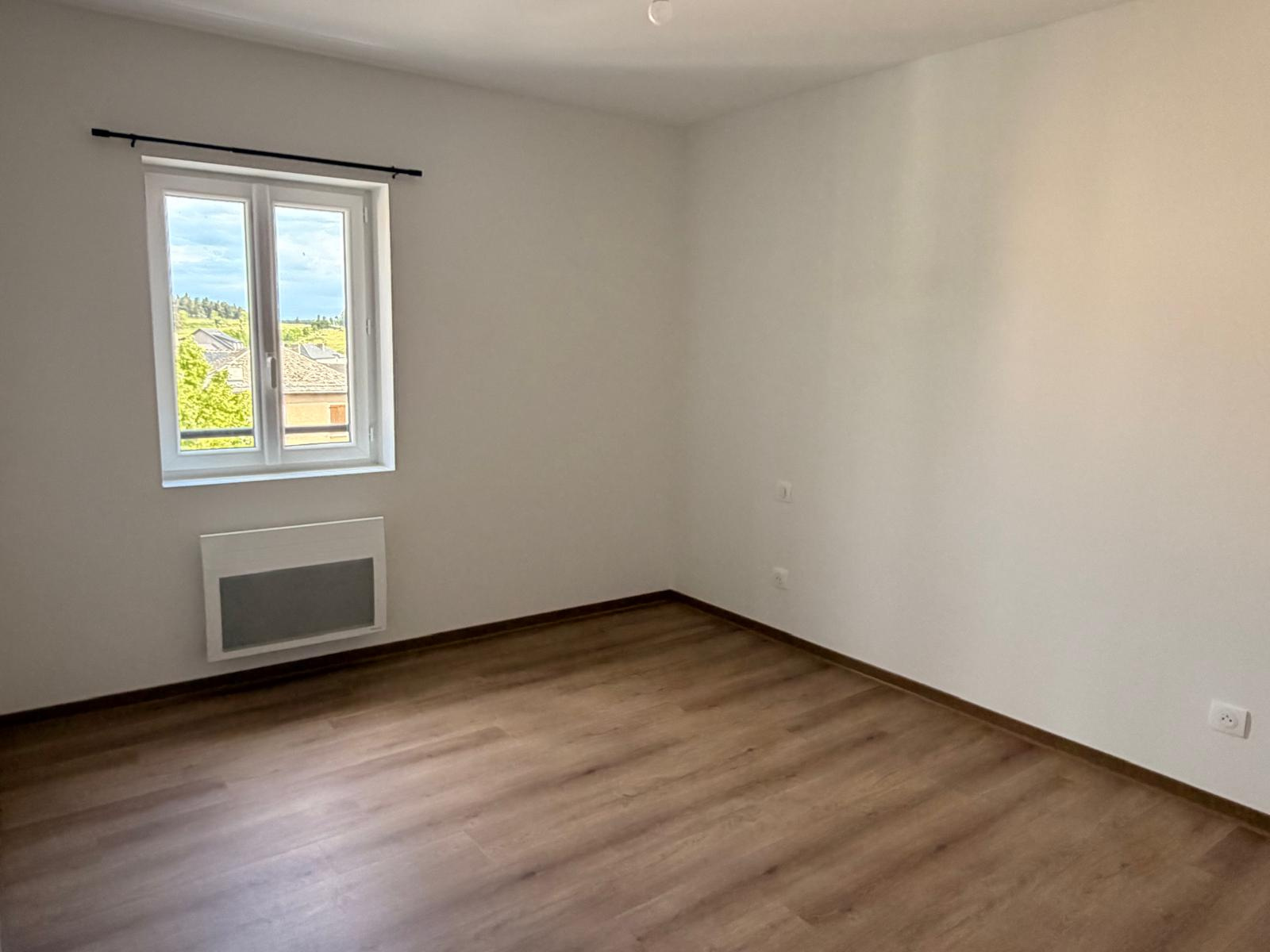 Appartement T4 rénové Centre de Grandrieu Disponible immédiatement