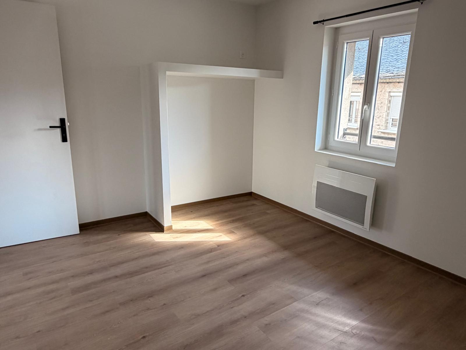 Appartement T4 rénové Centre de Grandrieu Disponible immédiatement