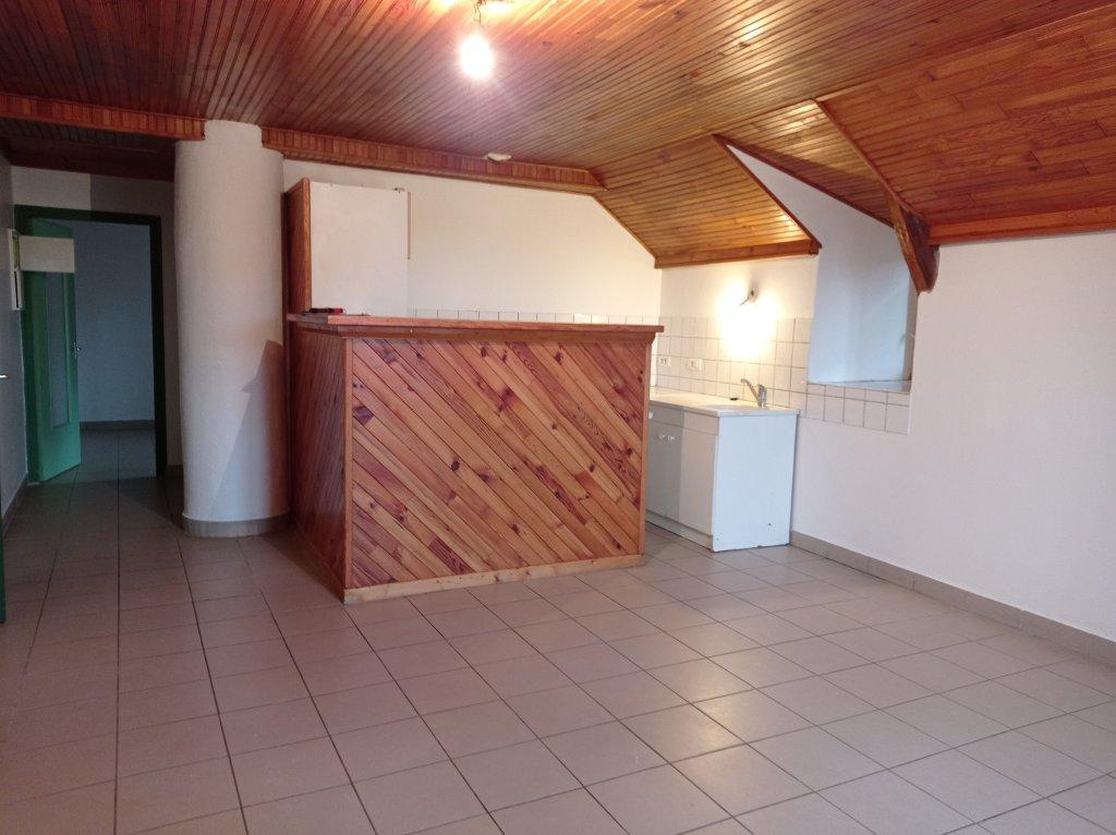 T2 Centre de St Agrève avec abris voiture