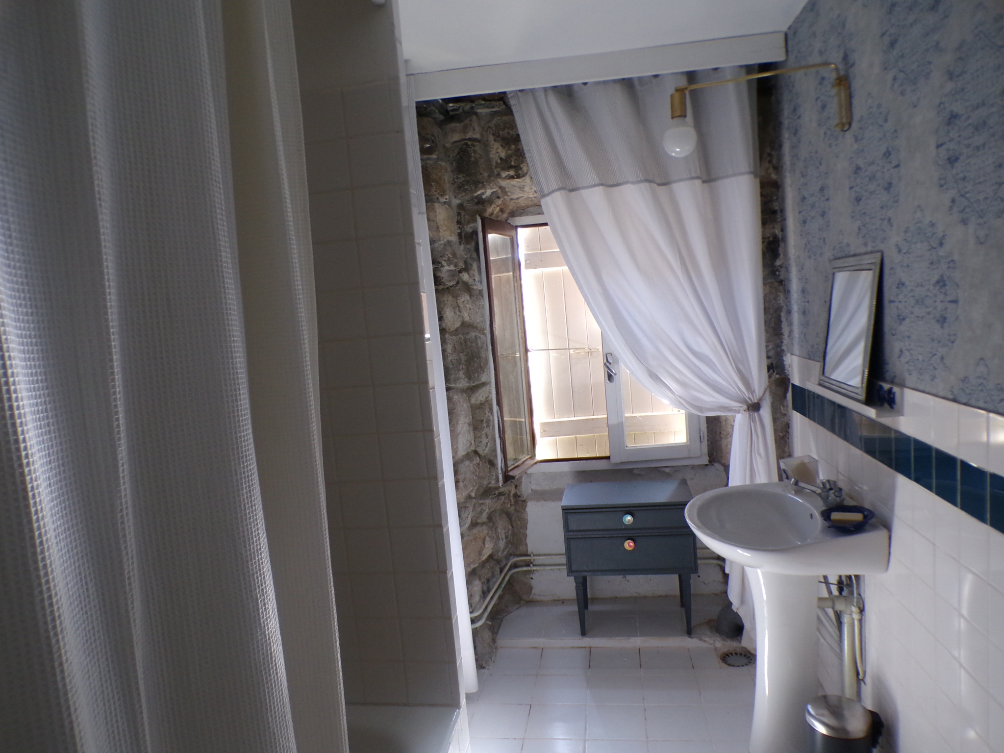 Maison en pierre avec mitoyenneté non gênante
