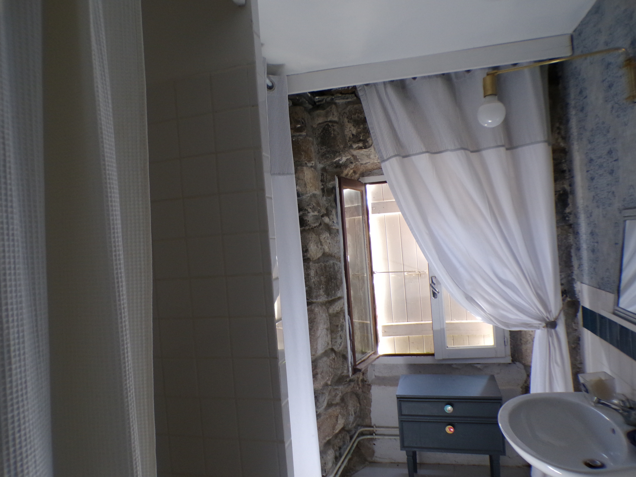 Maison en pierre avec mitoyenneté non gênante