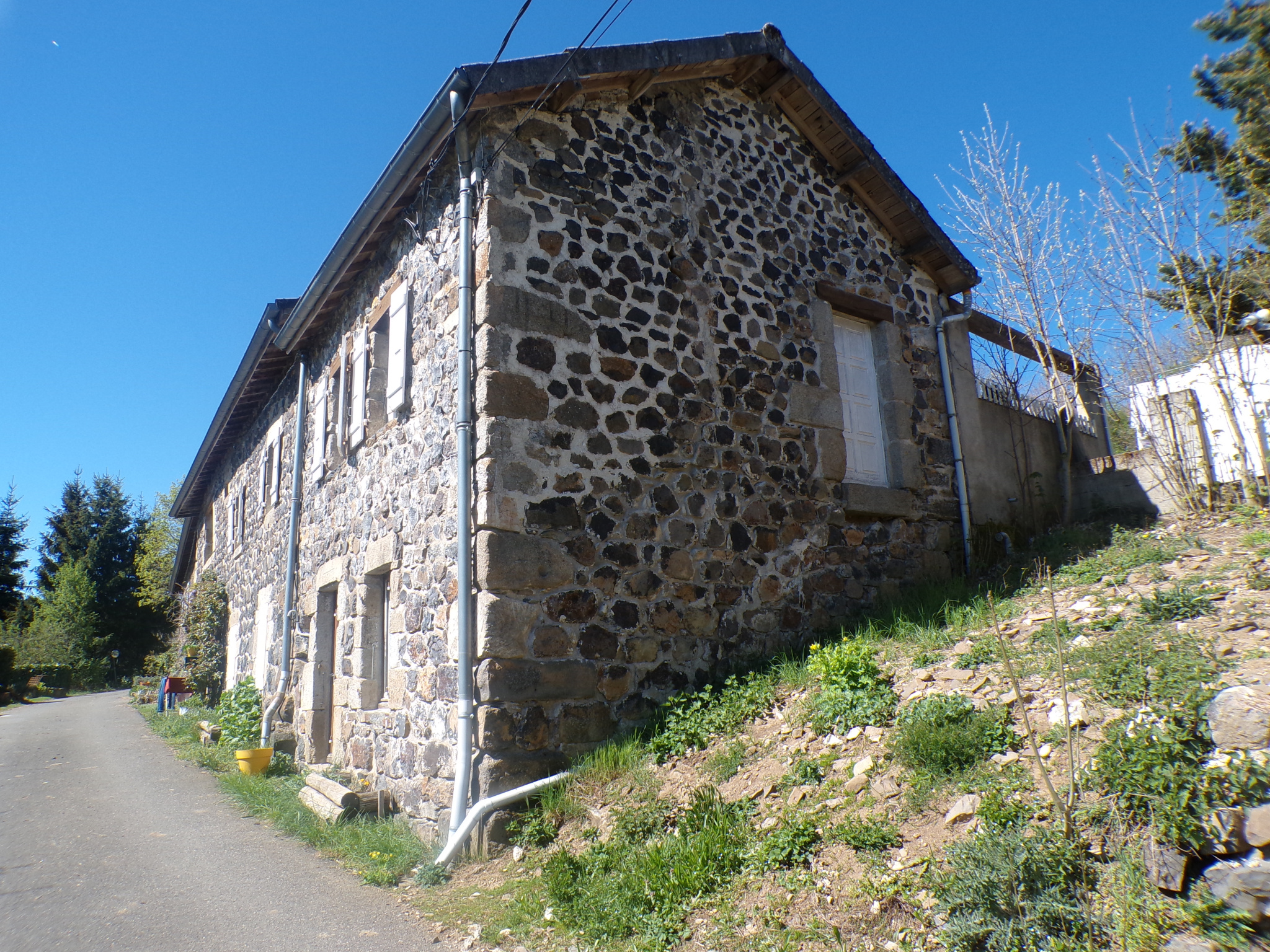 Maison en pierre avec mitoyenneté non gênante