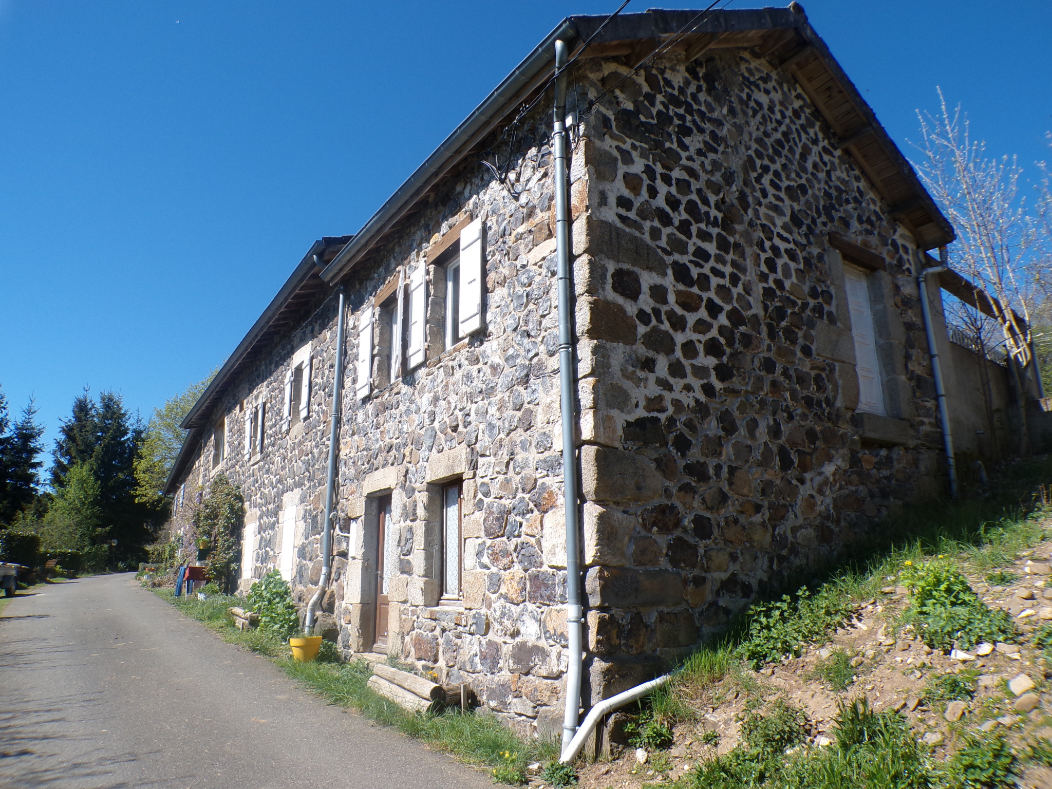 Maison en pierre avec mitoyenneté non gênante