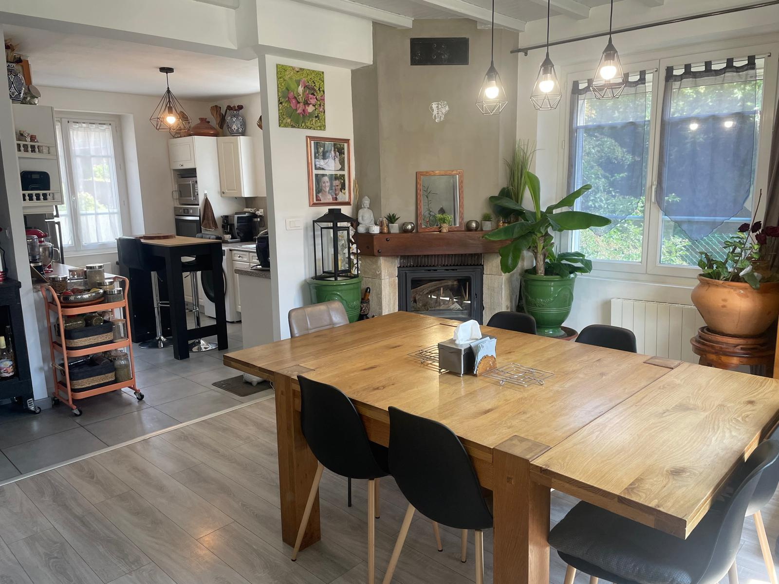 Jolie maison comprenant deux habitations avec terrain attenant