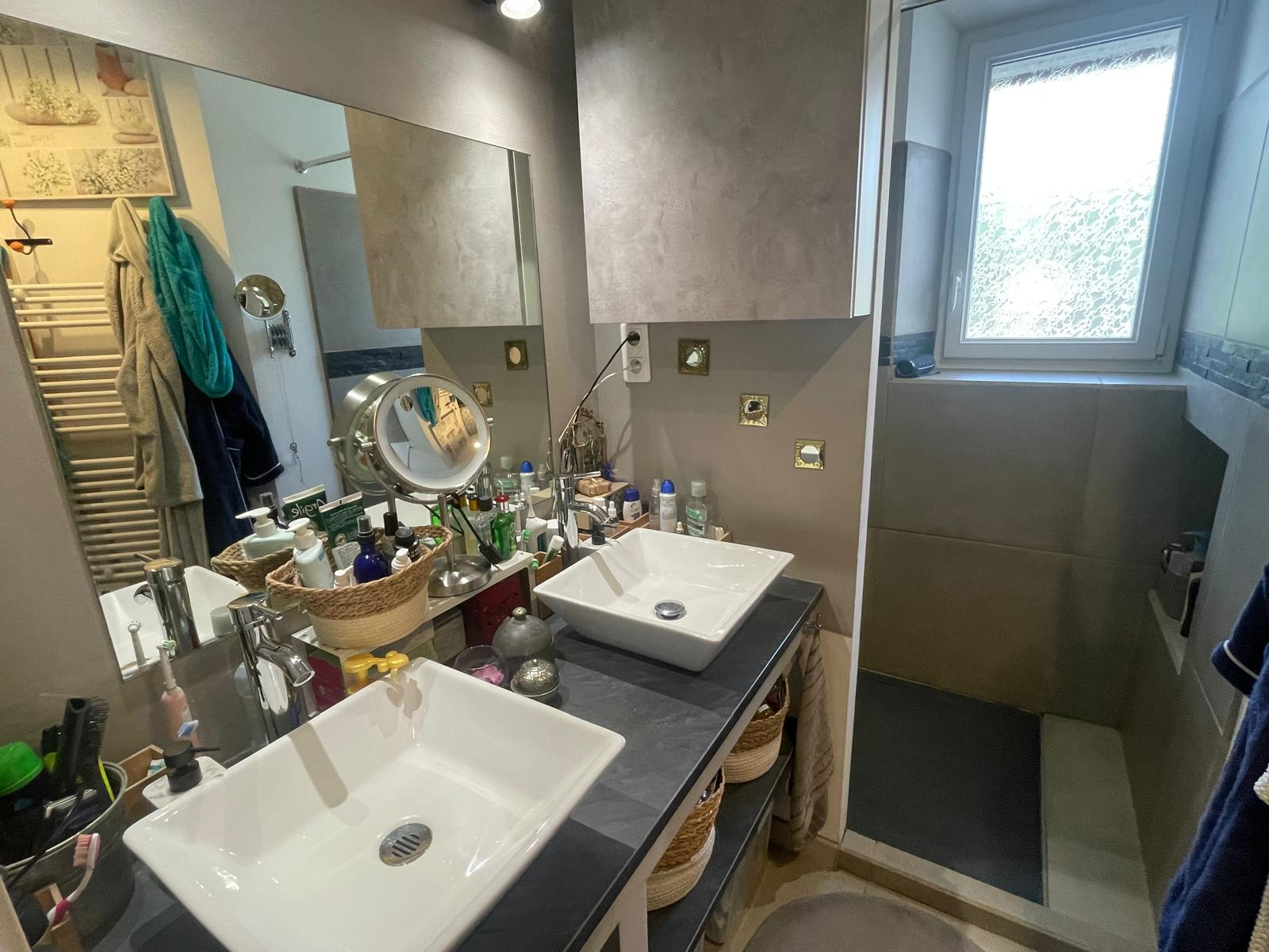Jolie maison comprenant deux habitations avec terrain attenant