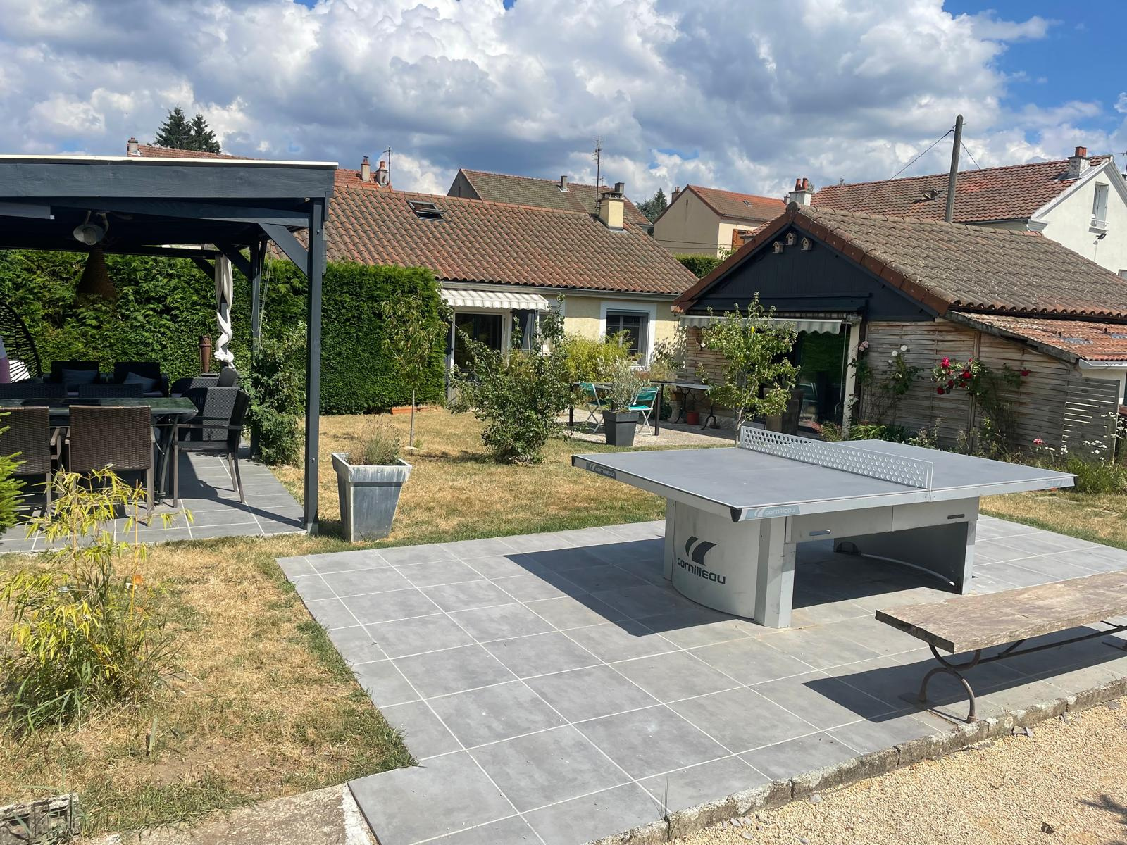 Jolie maison comprenant deux habitations avec terrain attenant