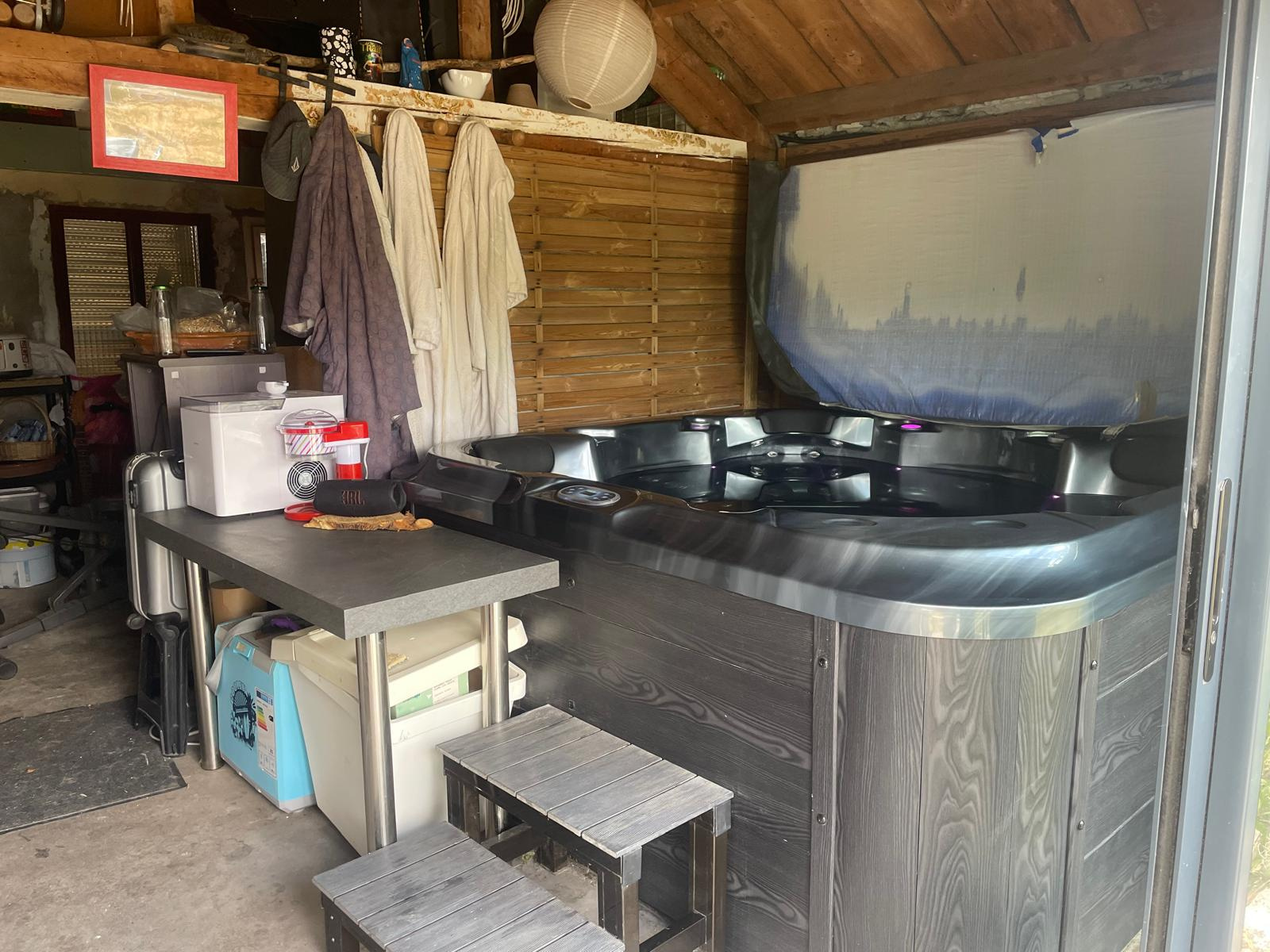 Jolie maison comprenant deux habitations avec terrain attenant