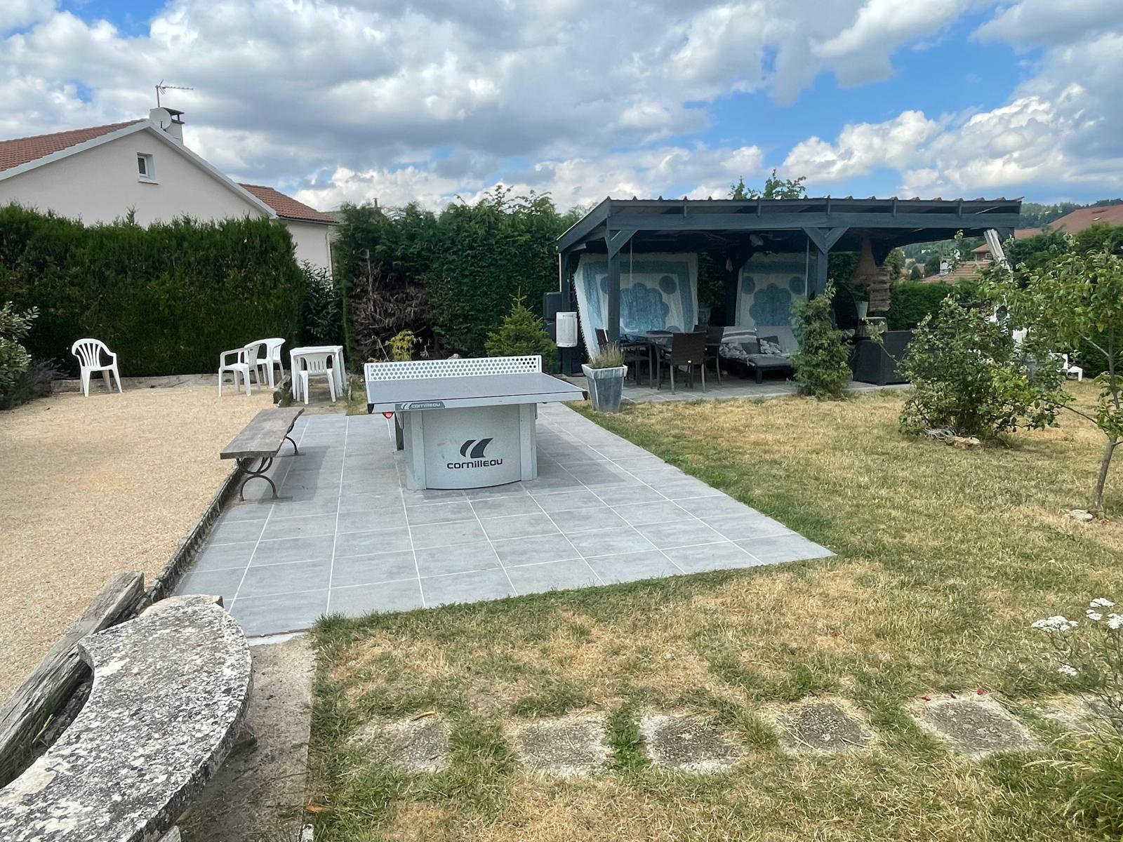 Jolie maison comprenant deux habitations avec terrain attenant