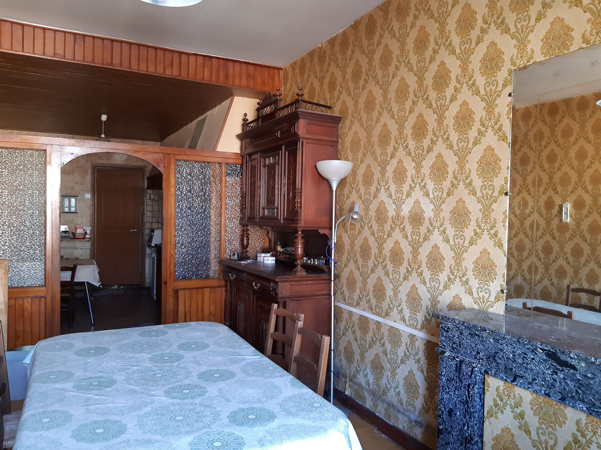 Maison en pierres avec local commercial