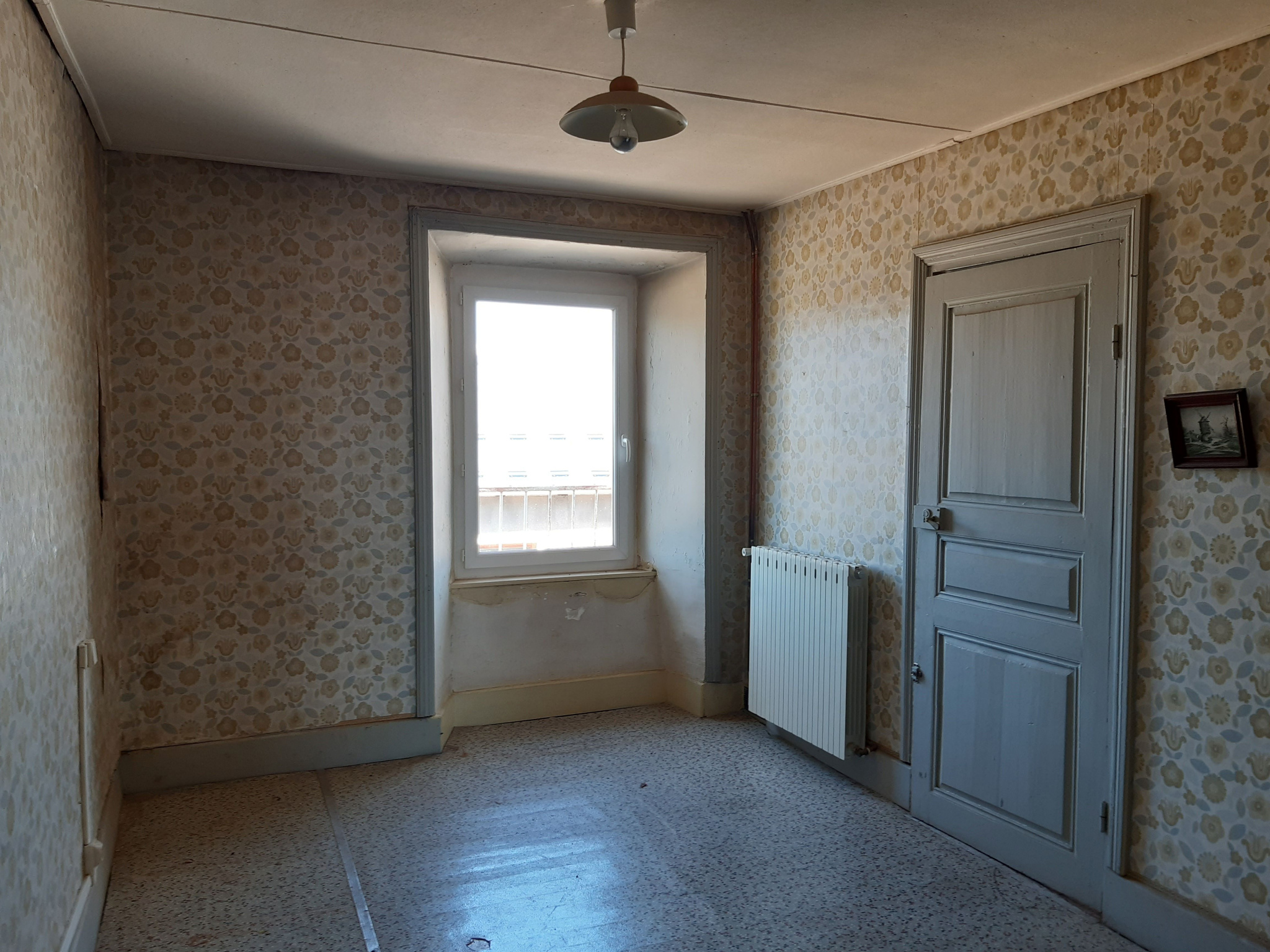 Maison en pierres avec local commercial
