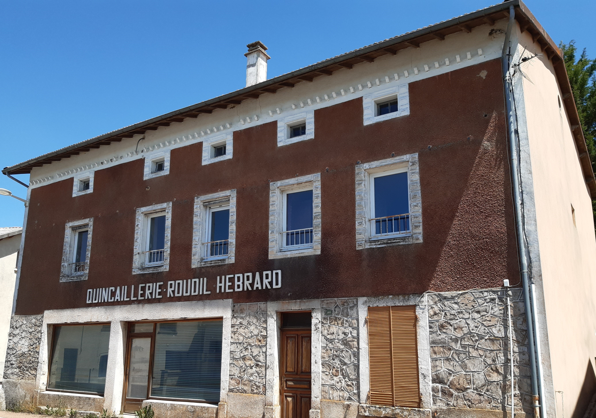 Maison en pierres avec local commercial