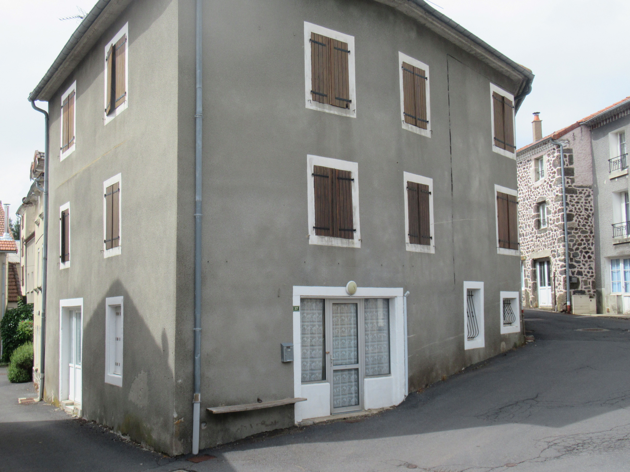 Maison comprenant trois appartements