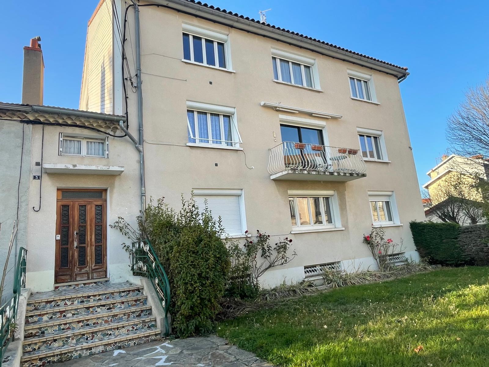 Immeuble avec terrain attenant