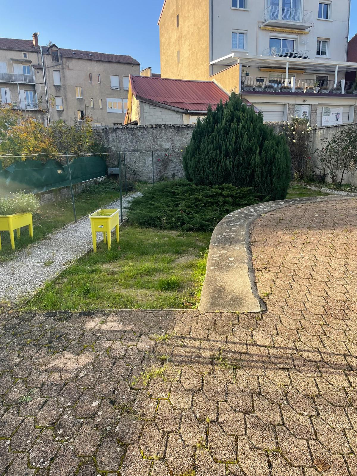 Immeuble avec terrain attenant