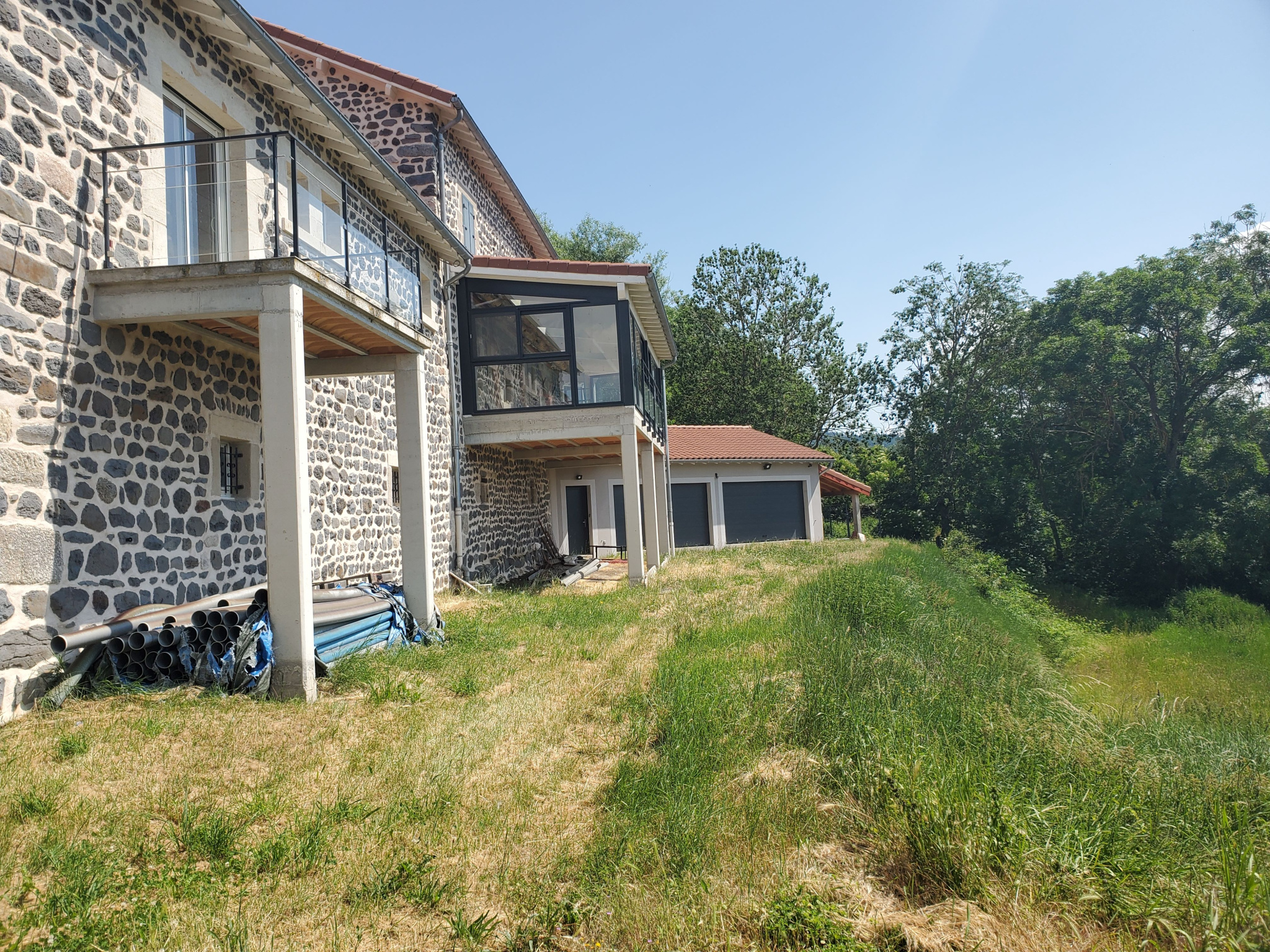 Maison en pierres en cours de rénovation