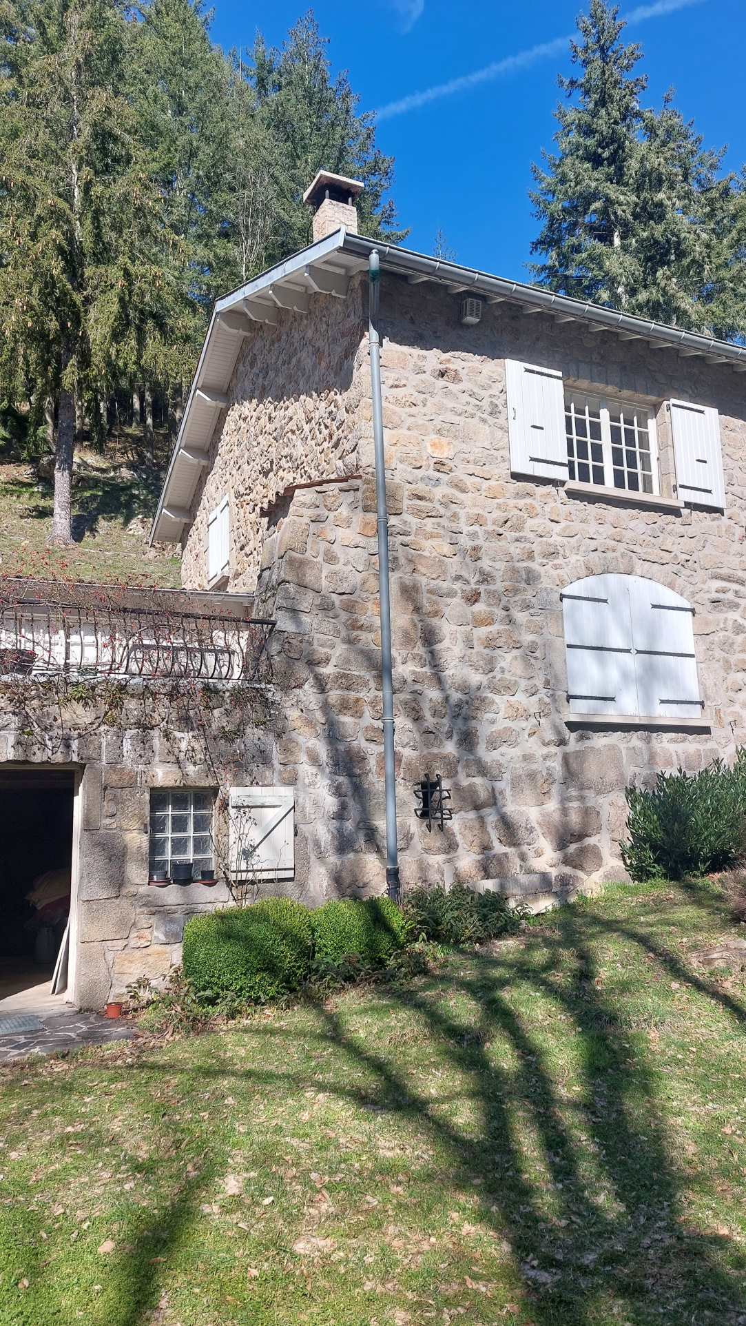 Maison en pierre avec grand terrain