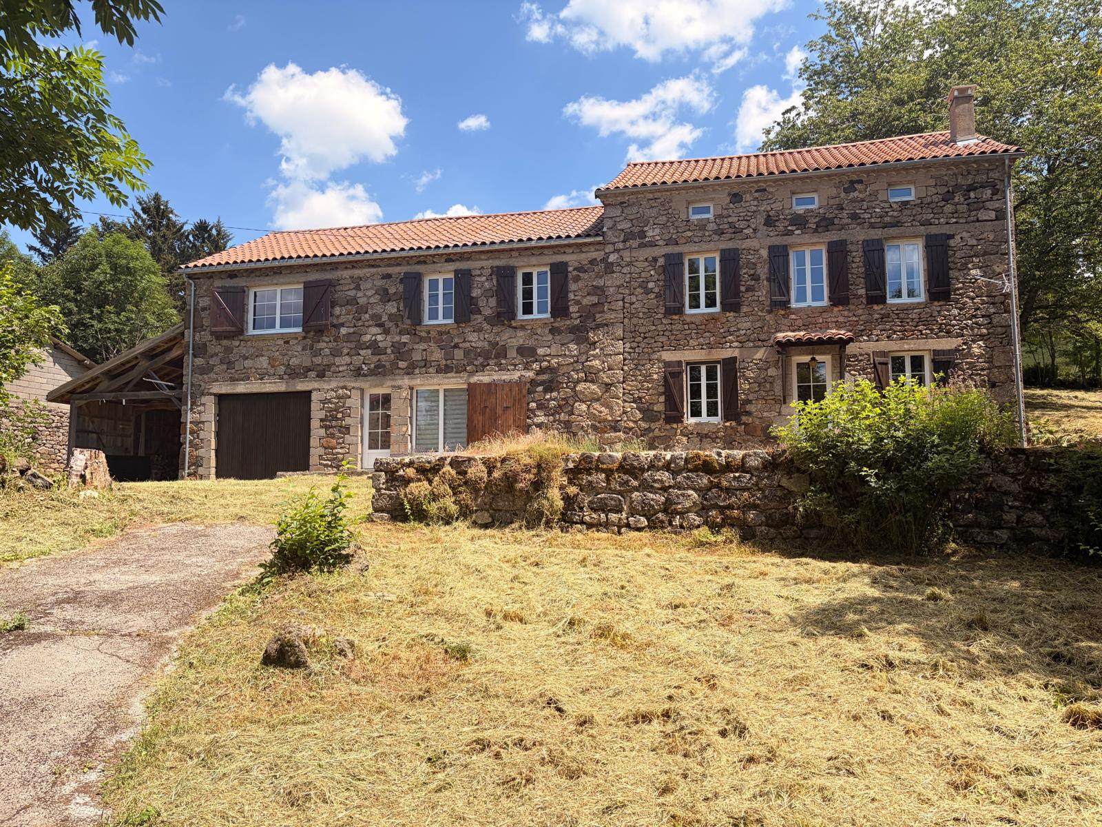 Charmante ancienne ferme en pierres sur un terrain de 2 000 m2