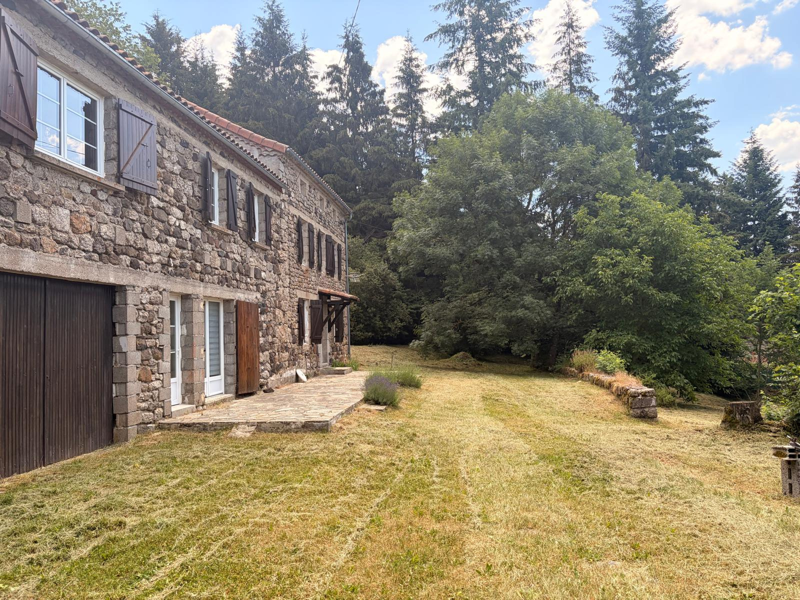 Charmante ancienne ferme en pierres sur un terrain de 2 000 m2