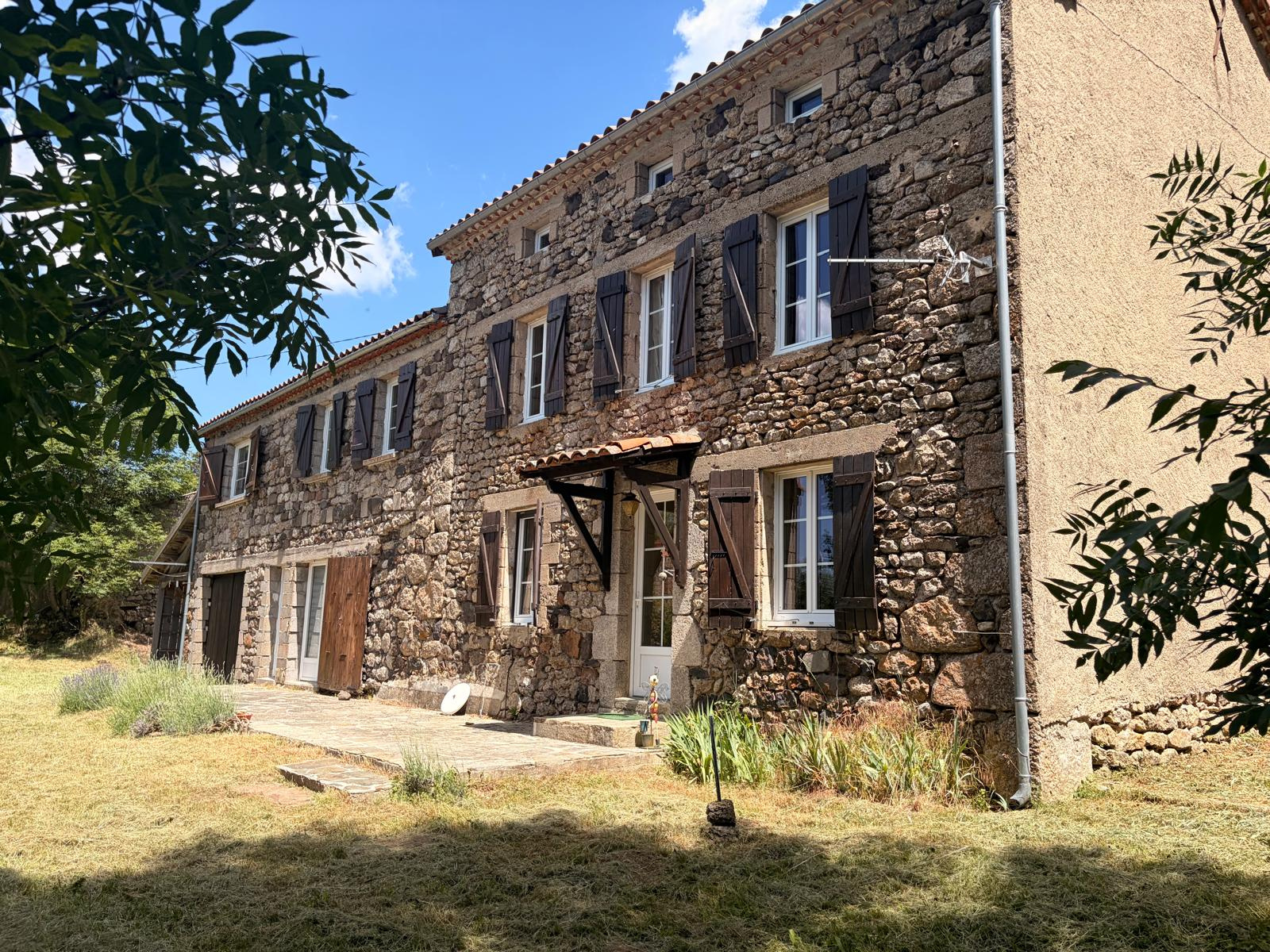 Charmante ancienne ferme en pierres sur un terrain de 2 000 m2