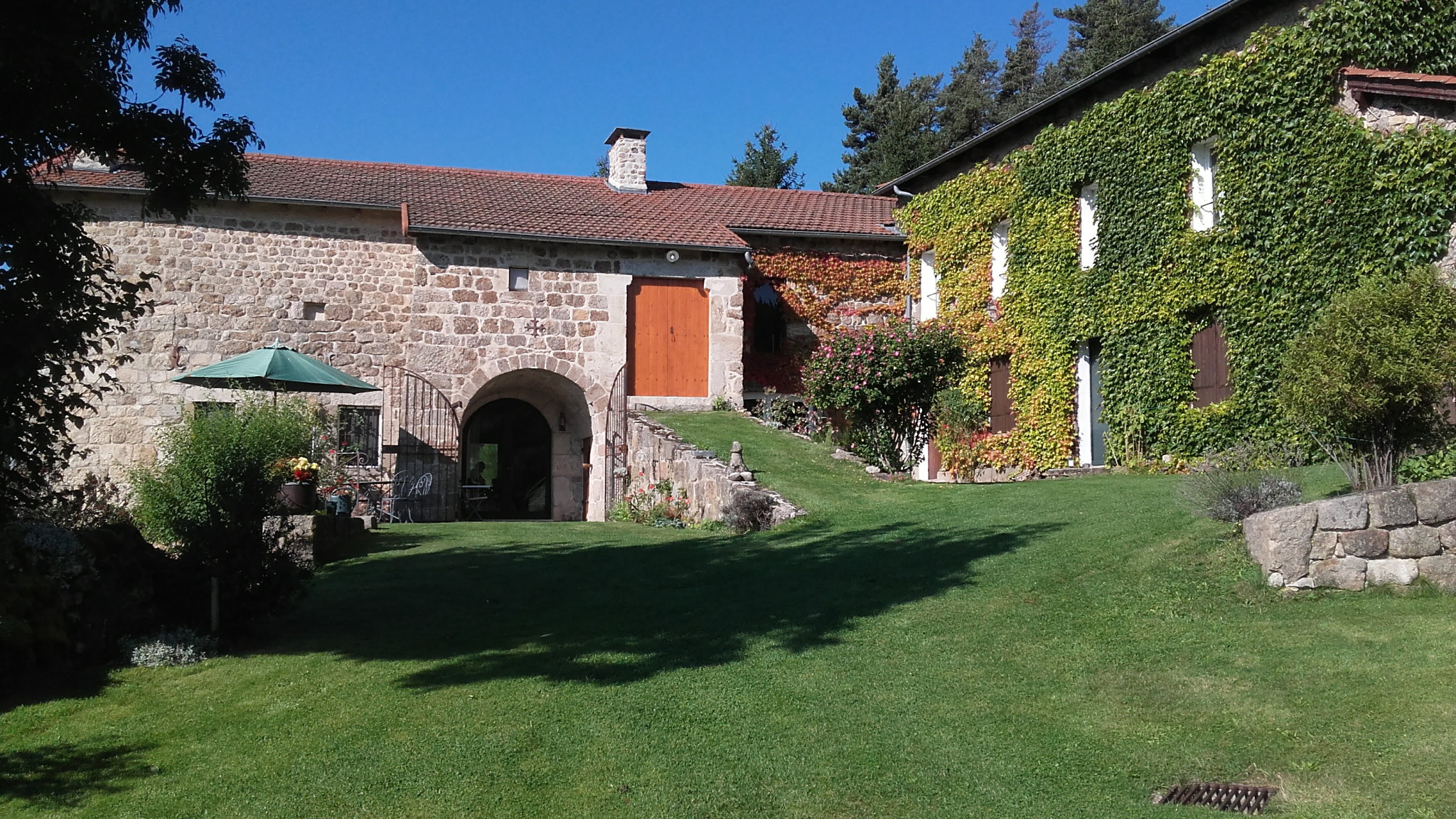 Joli corps de ferme rénové avec gîte indépendant et terrain attenant vendu entièrement meublé