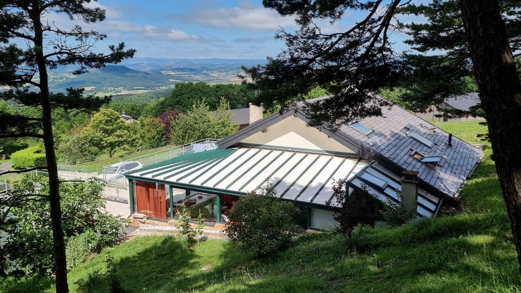 Maison Proche St Julien avec vue panoramique.
