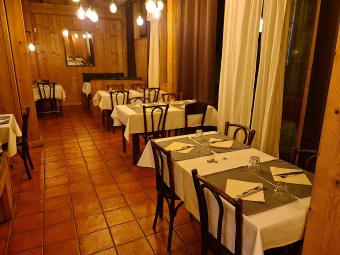 F/commerce restaurant bar plein centre du Chambon sur LIgnon