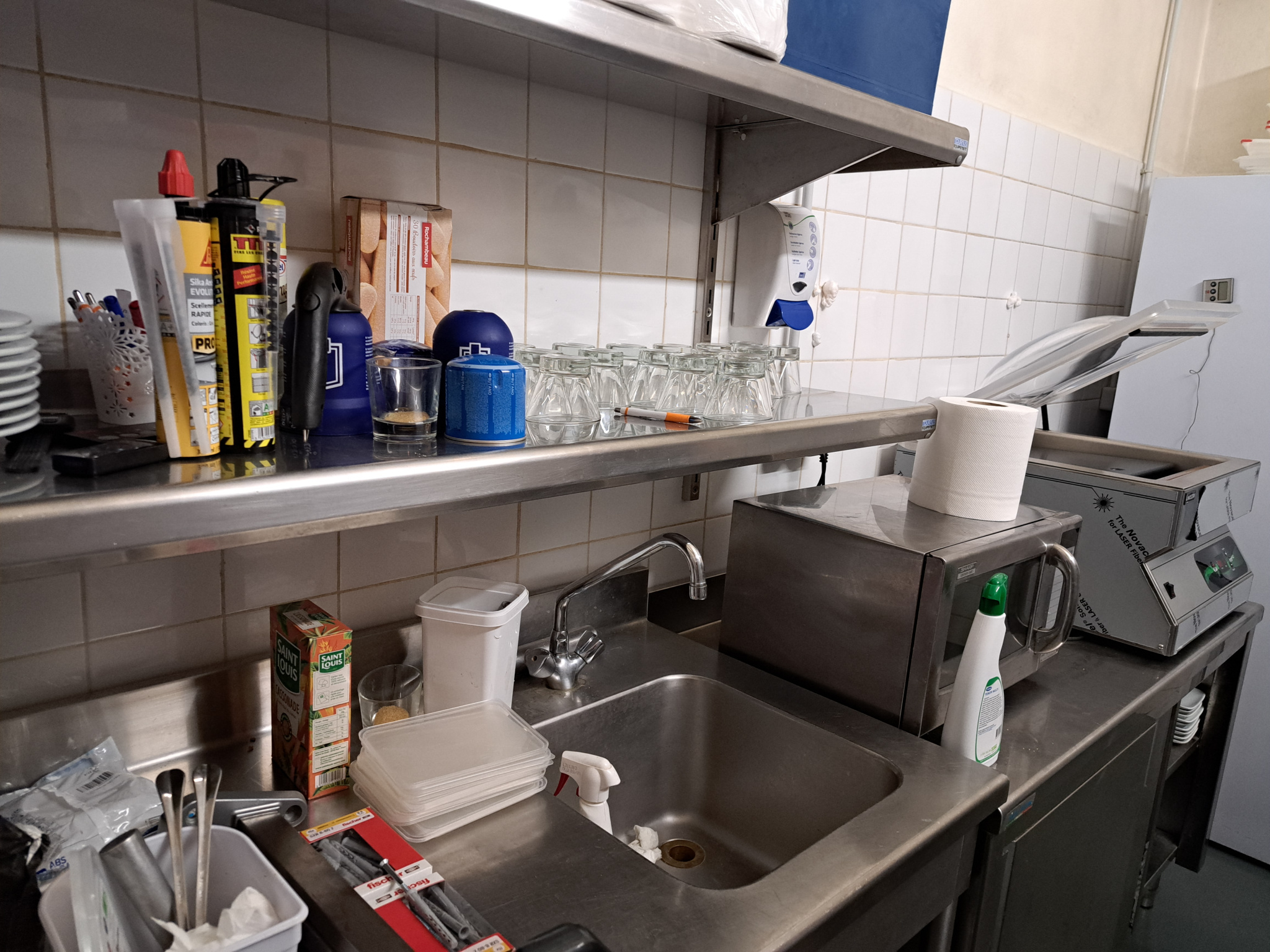 F/commerce restaurant bar plein centre du Chambon sur LIgnon