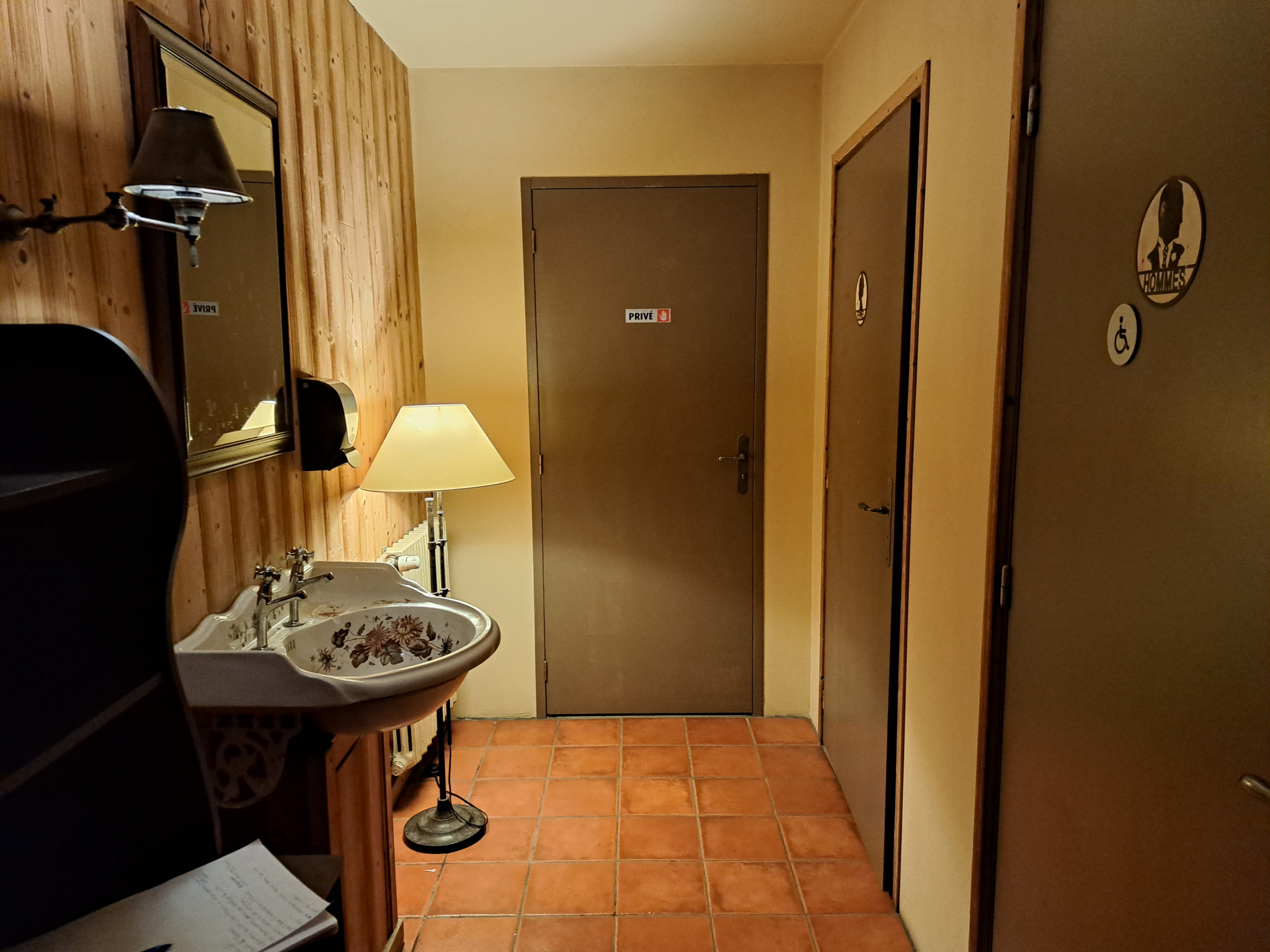 F/commerce restaurant bar plein centre du Chambon sur LIgnon