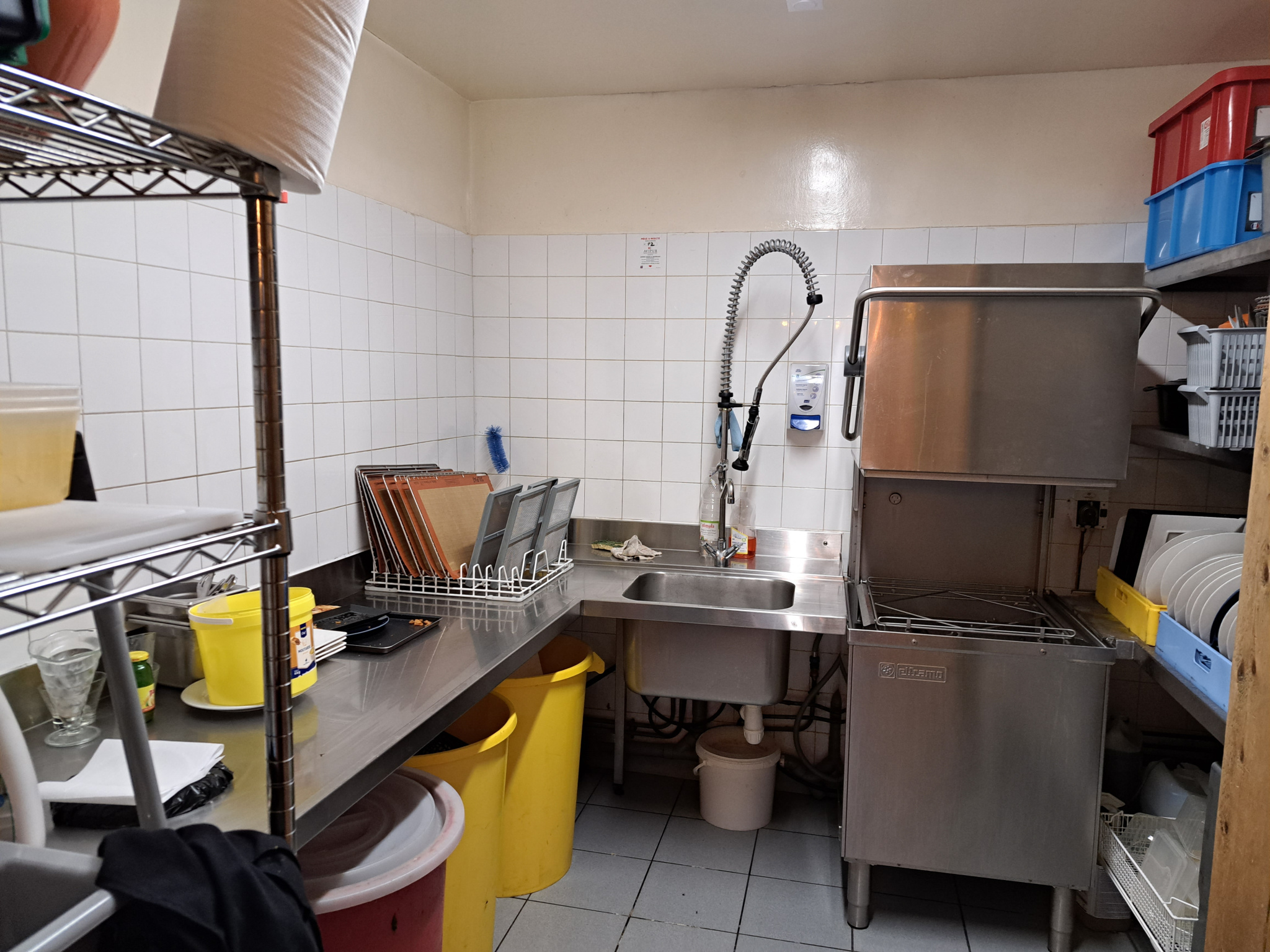 F/commerce restaurant bar plein centre du Chambon sur LIgnon