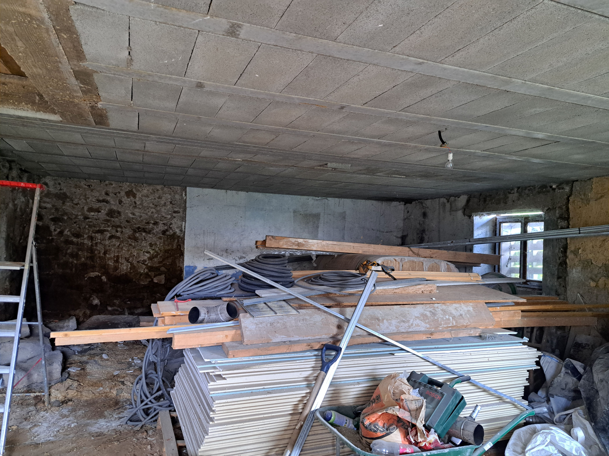 Maison en pierre en partie rénovée et petite bergerie
