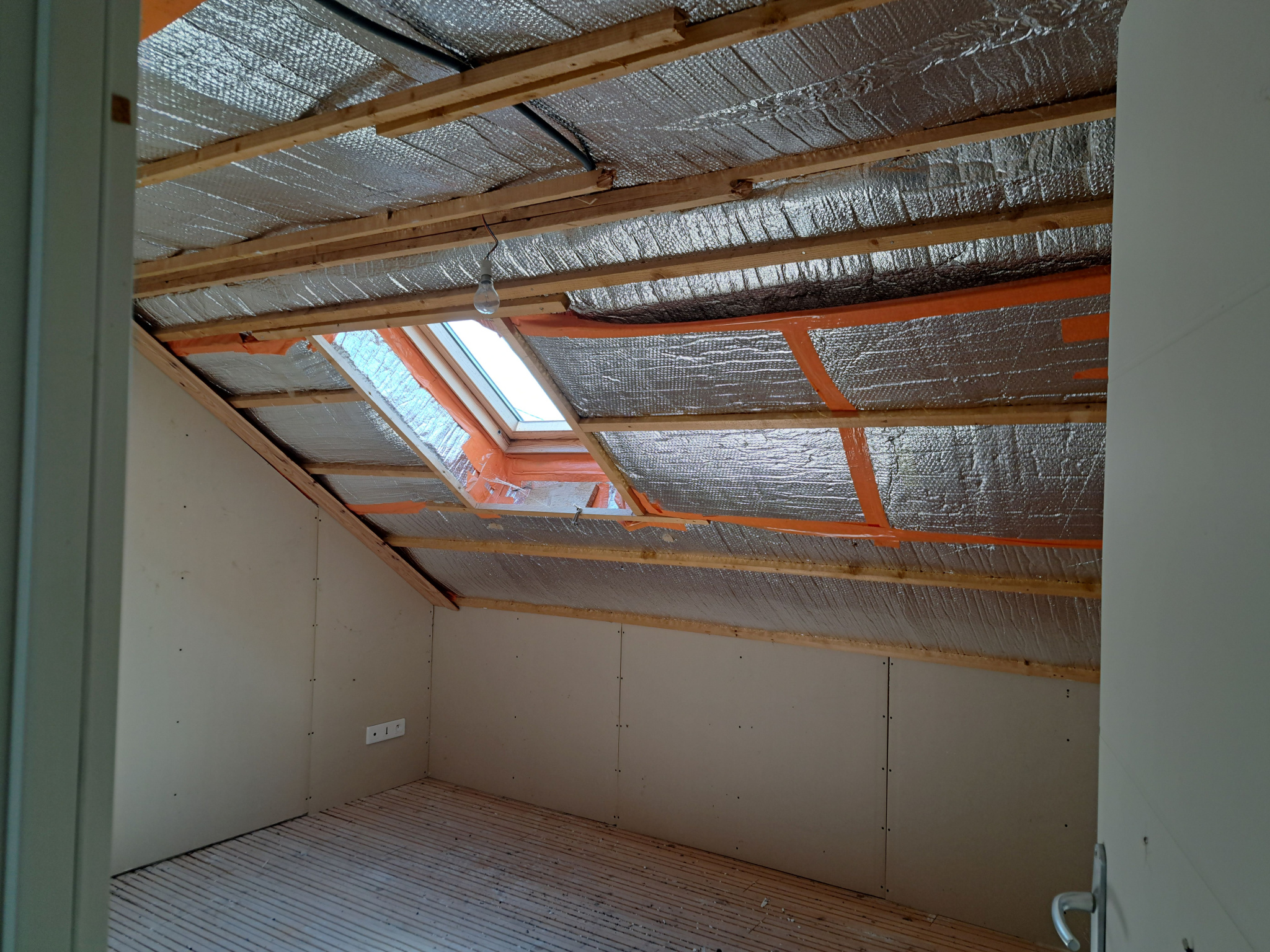 Maison en pierre en partie rénovée et petite bergerie