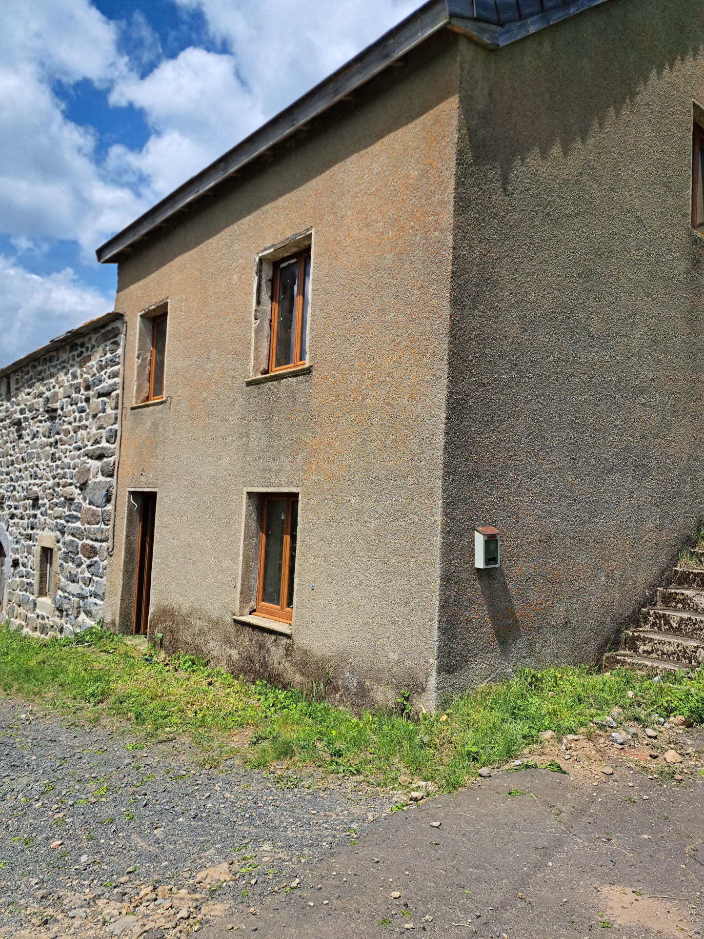 Maison en pierre en partie rénovée et petite bergerie
