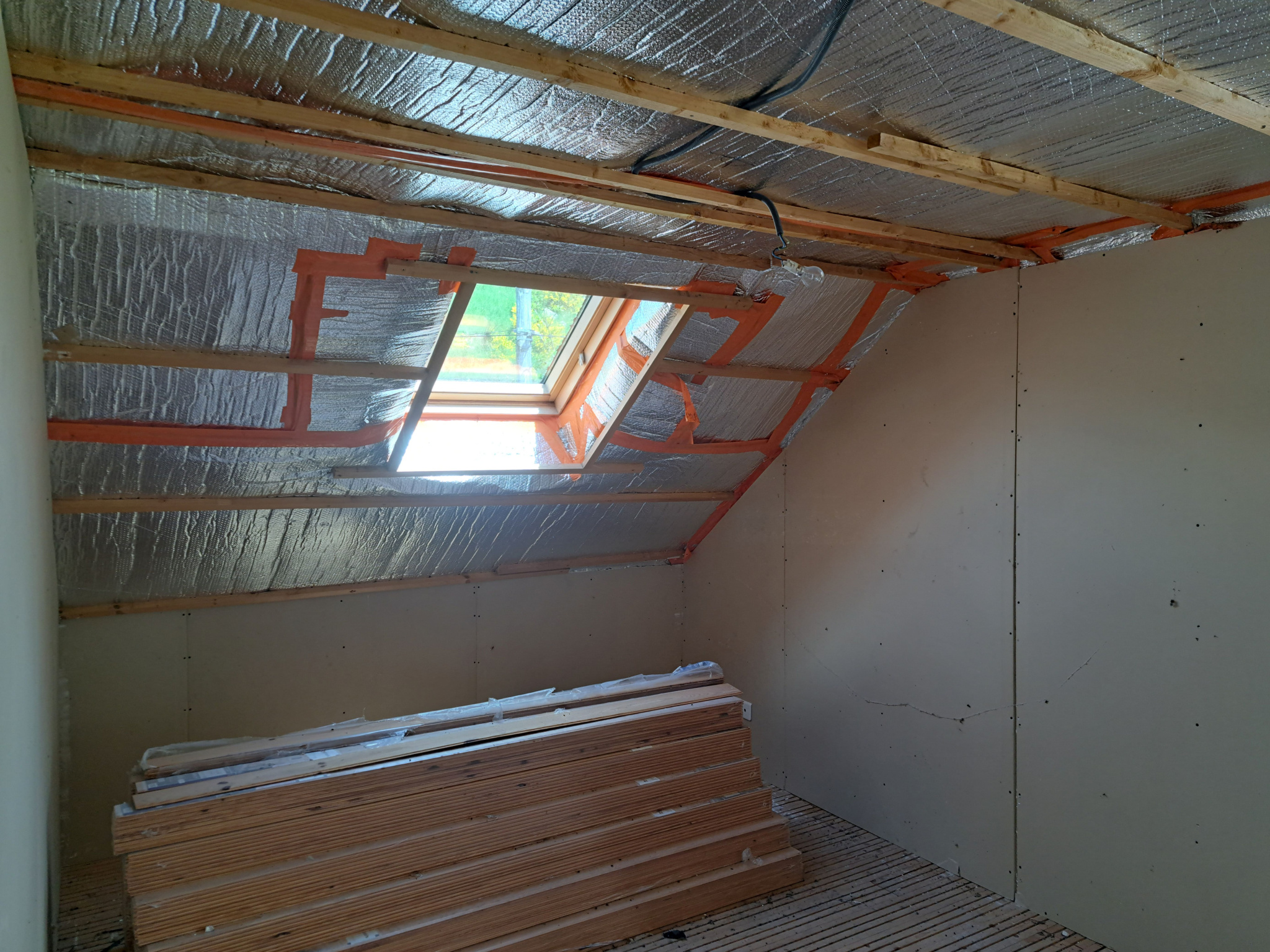 Maison en pierre en partie rénovée et petite bergerie