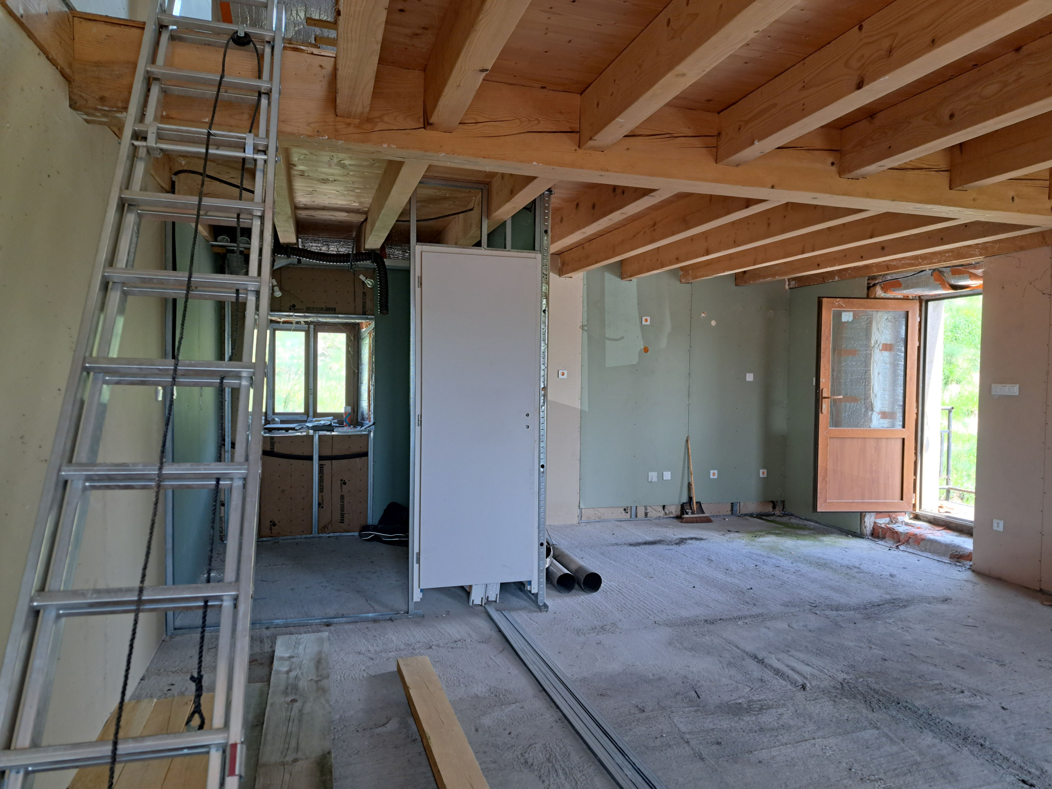 Maison en pierre en partie rénovée et petite bergerie
