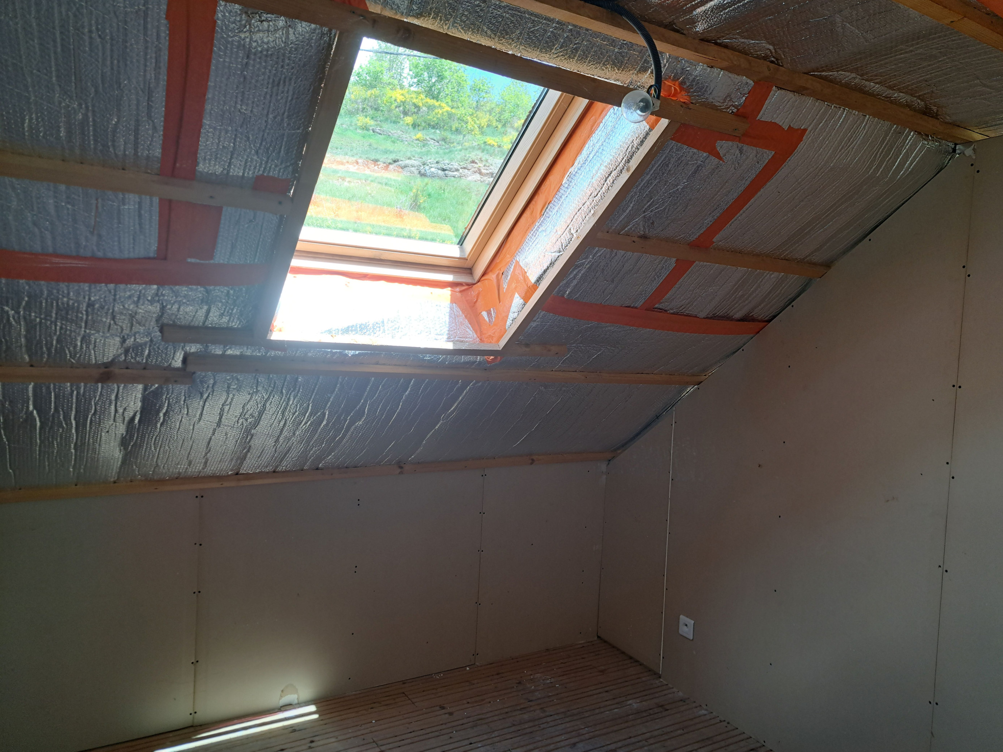 Maison en pierre en partie rénovée et petite bergerie