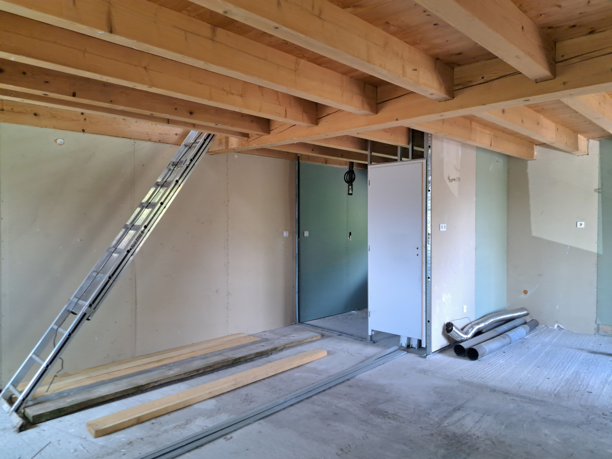 Maison en pierre en partie rénovée et petite bergerie