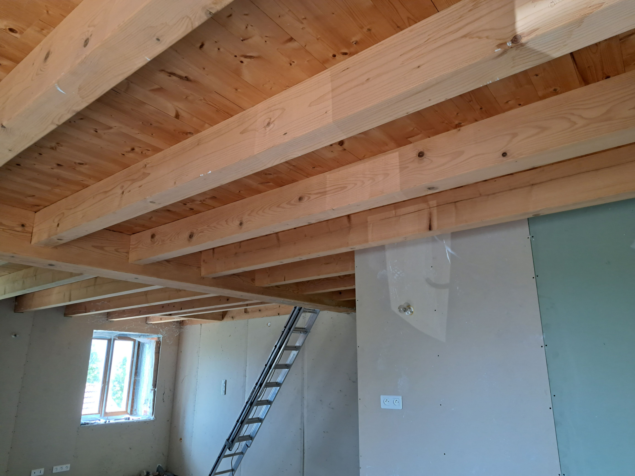 Maison en pierre en partie rénovée et petite bergerie