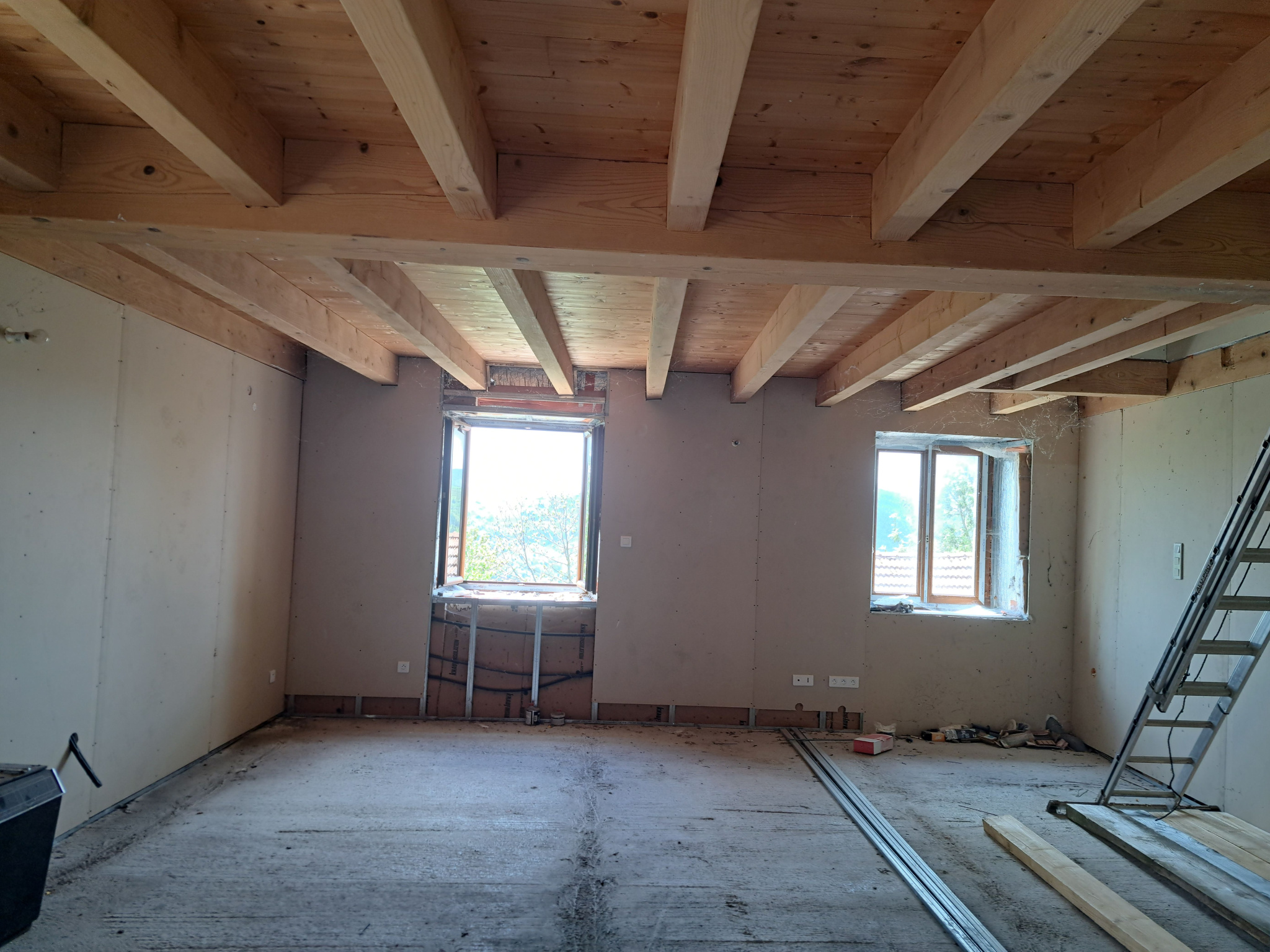 Maison en pierre en partie rénovée et petite bergerie