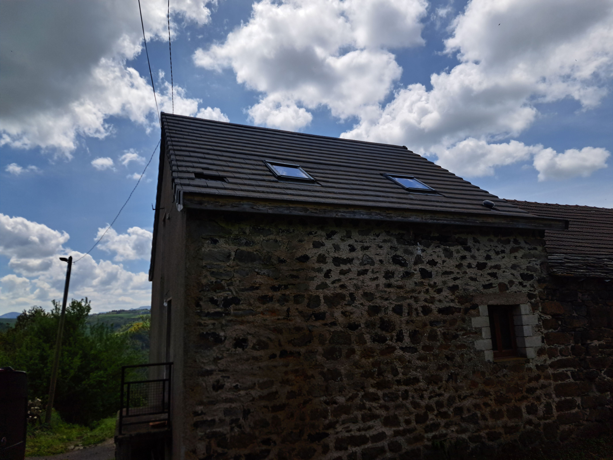 Maison en pierre en partie rénovée et petite bergerie