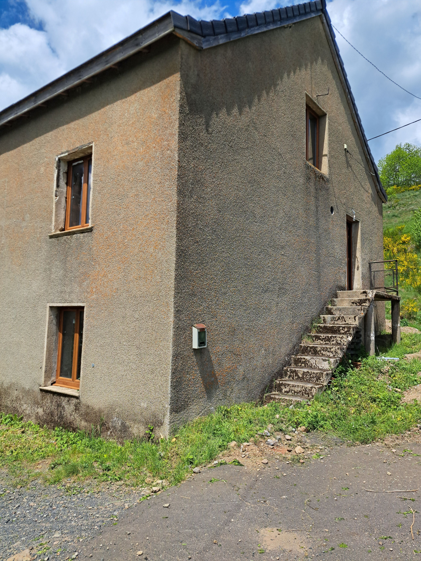 Maison en pierre en partie rénovée et petite bergerie